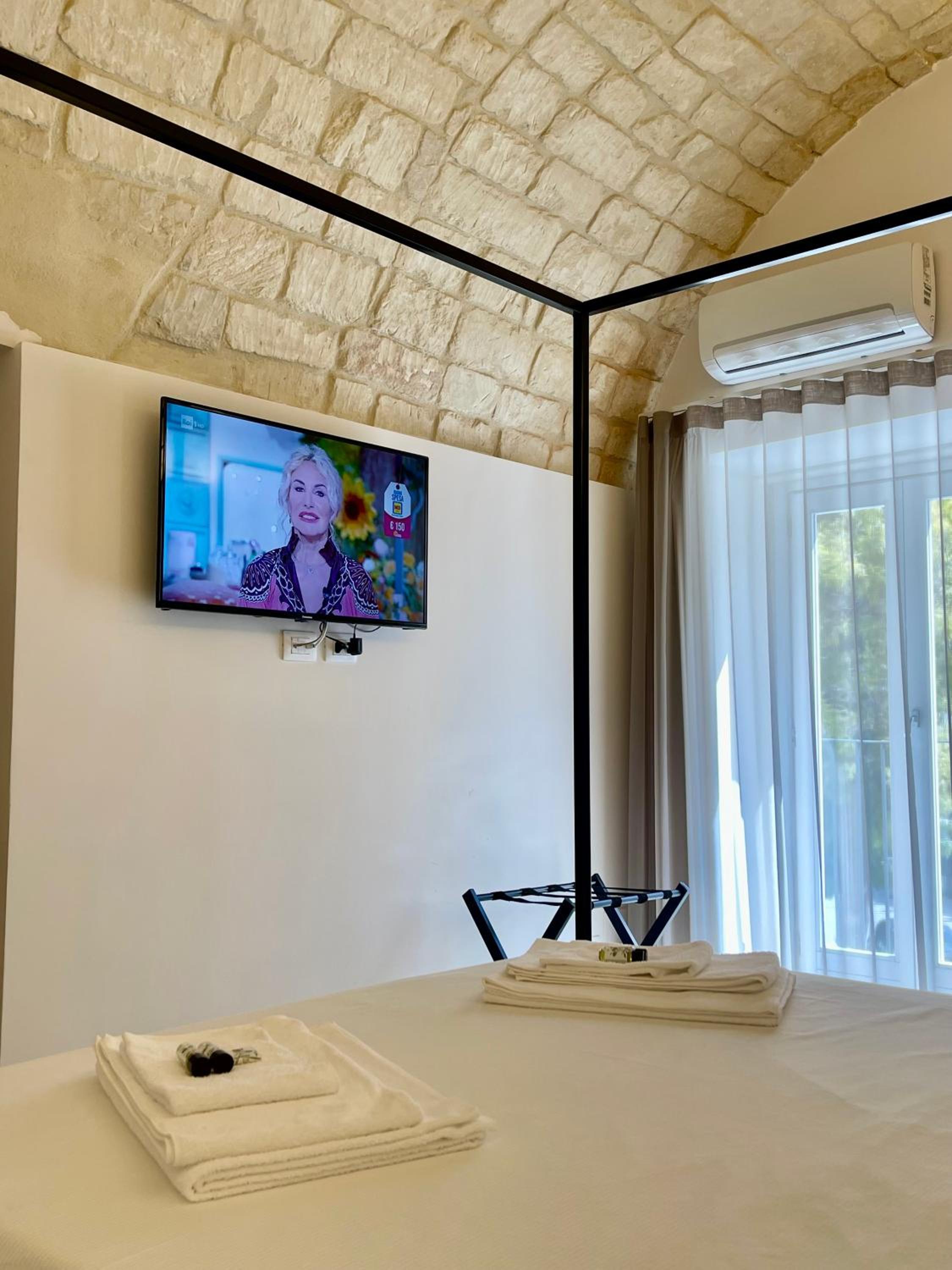 King Room with Balcony - Photo 4