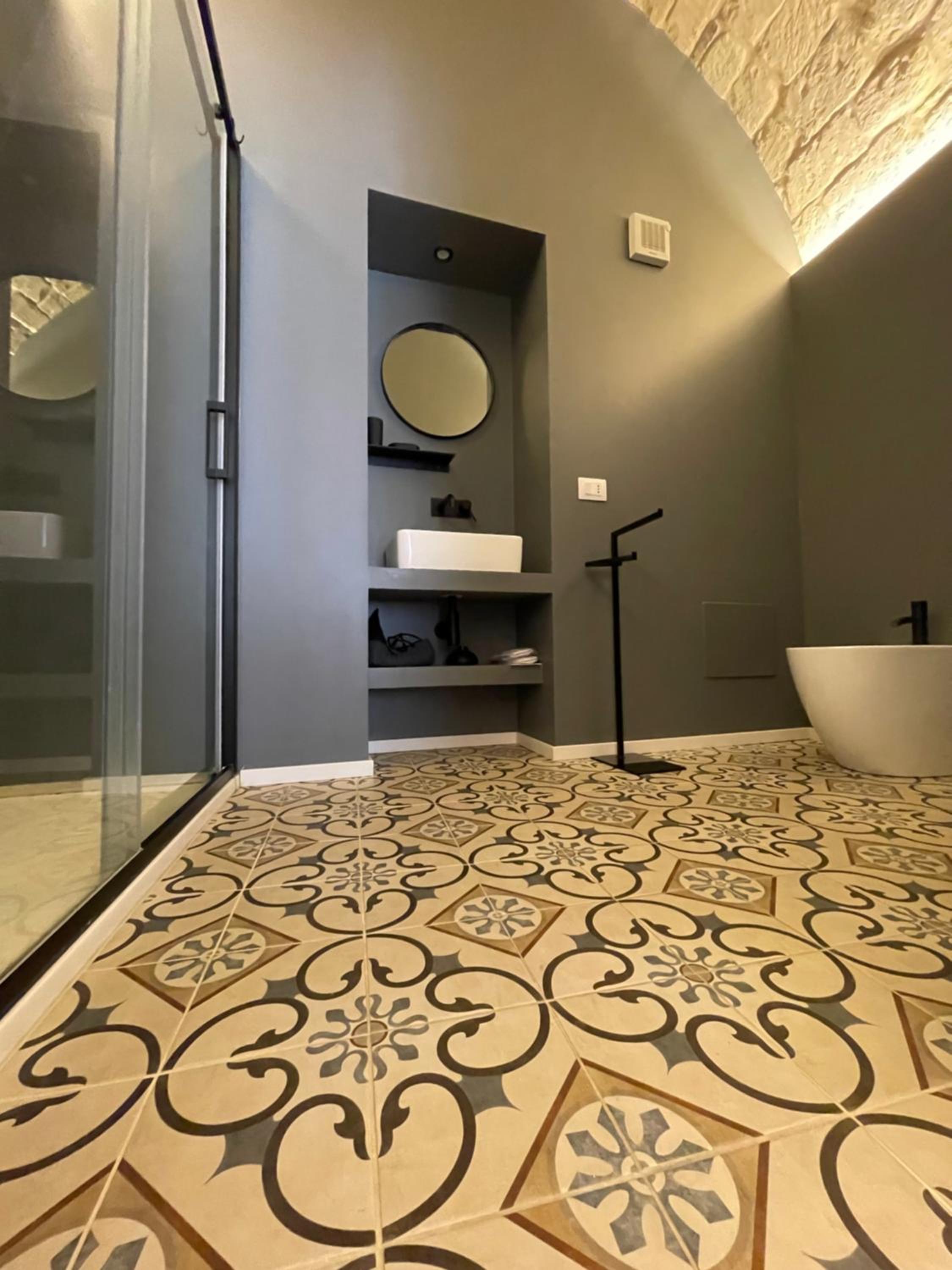 King Room with Balcony - Photo 7