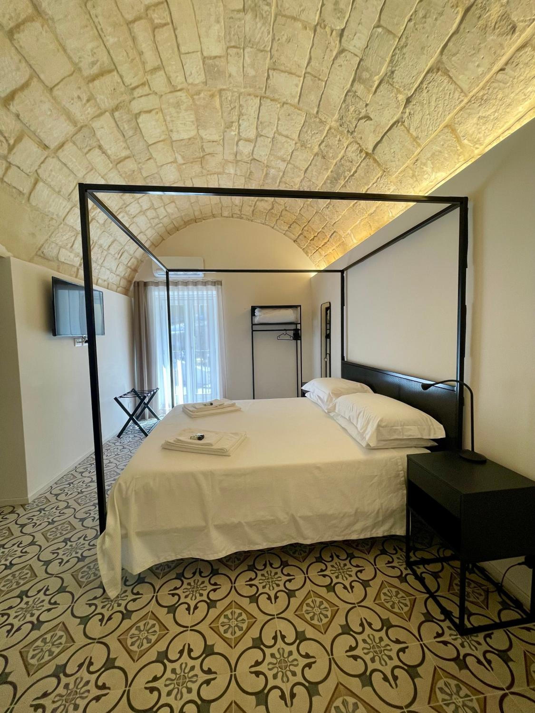 King Room with Balcony - Photo 10