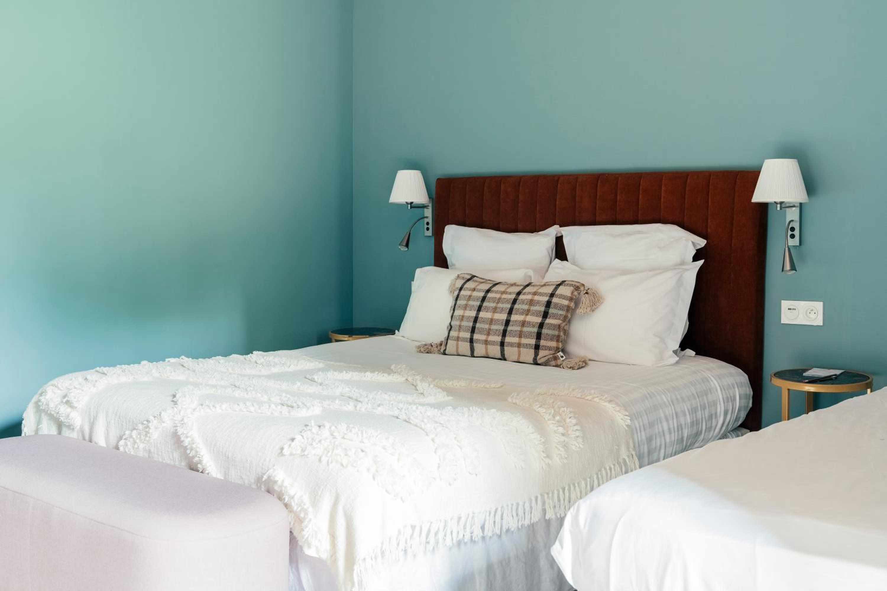 Triple Room with 1 Queen and 1 Single Bed photo 1