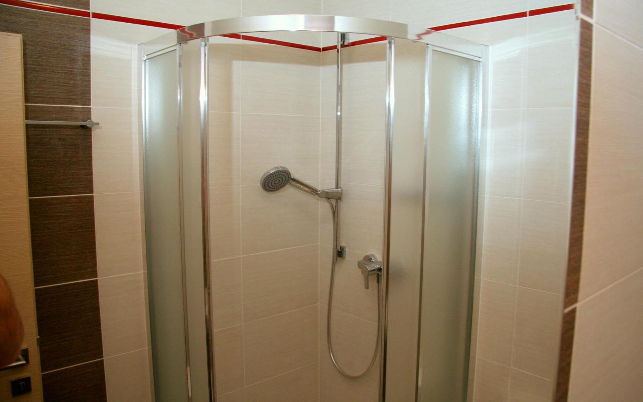 Twin Room - Photo 9