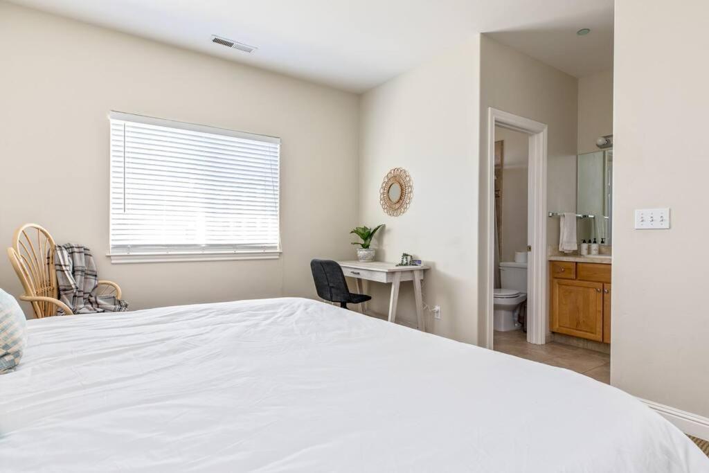Three-Bedroom House photo 3