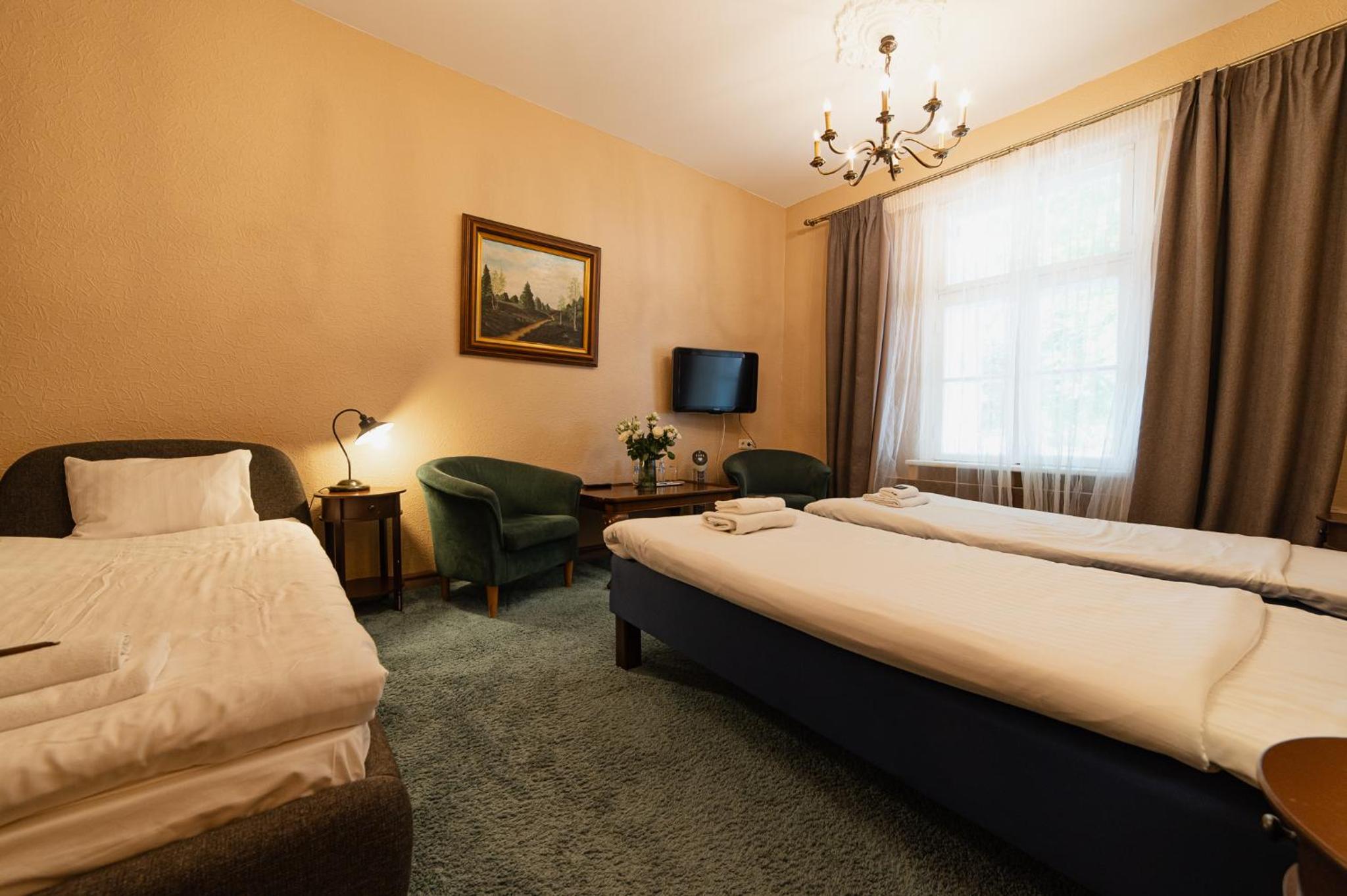 Budget Quadruple Room - Photo 6
