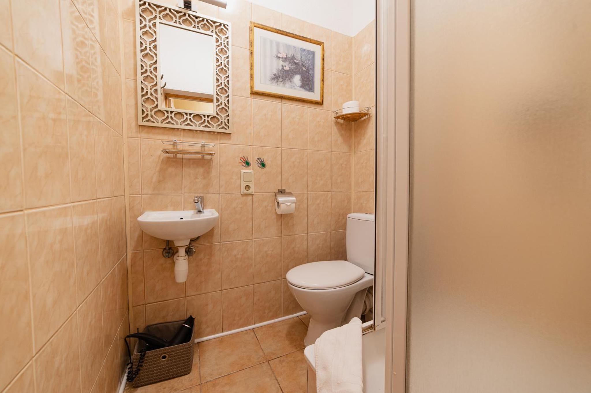 Budget Quadruple Room - Photo 8