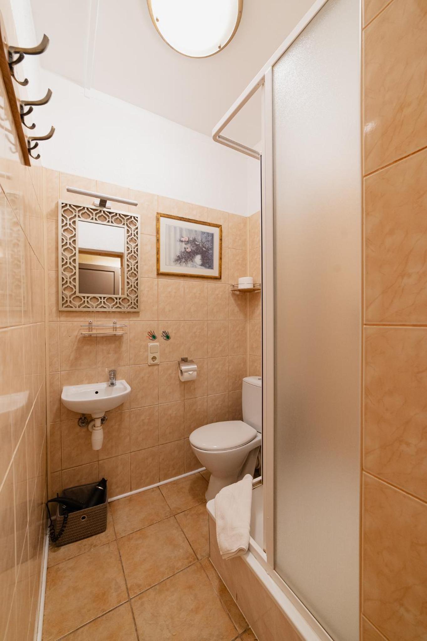 Budget Quadruple Room - Photo 7