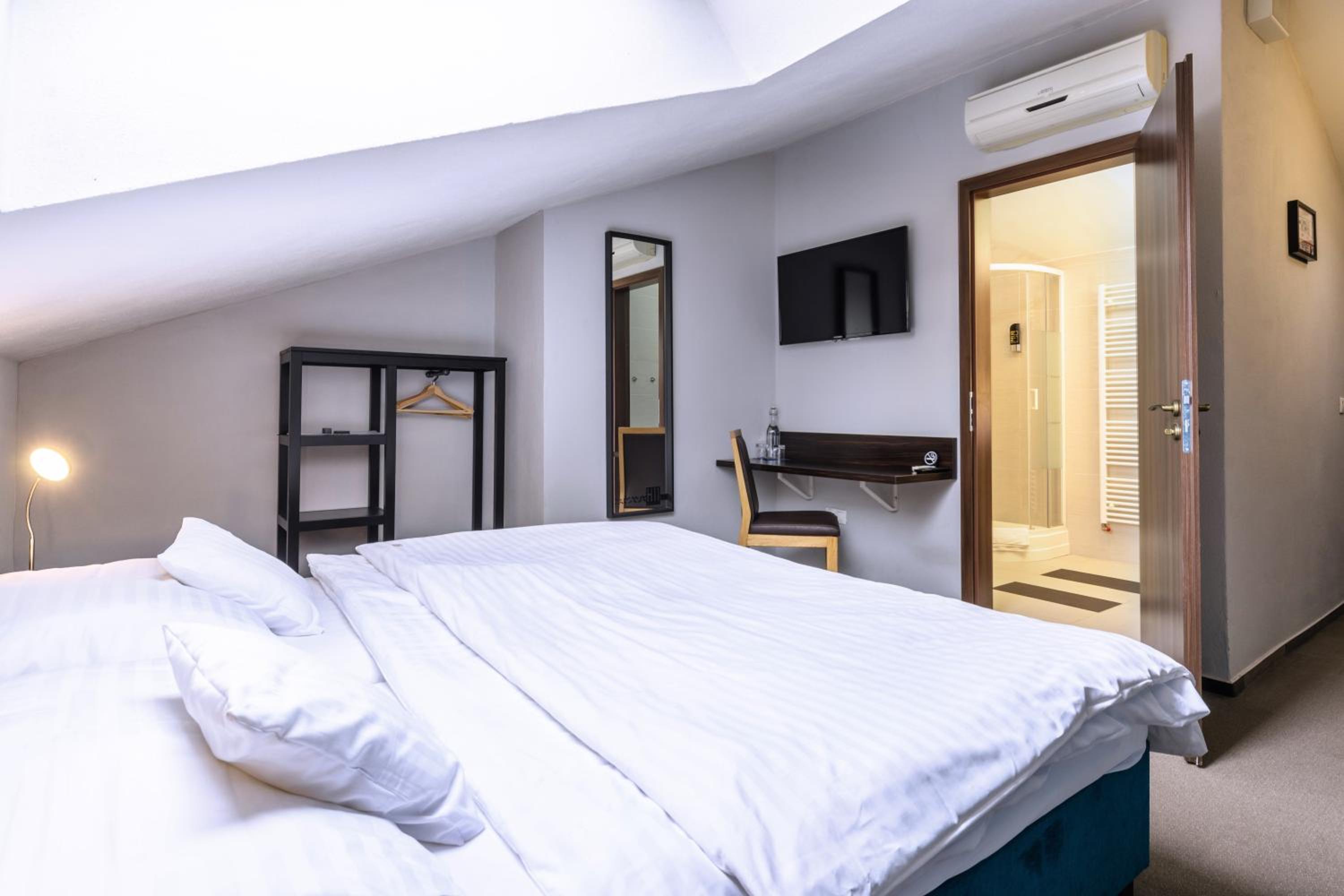 Basic Double Room photo 3
