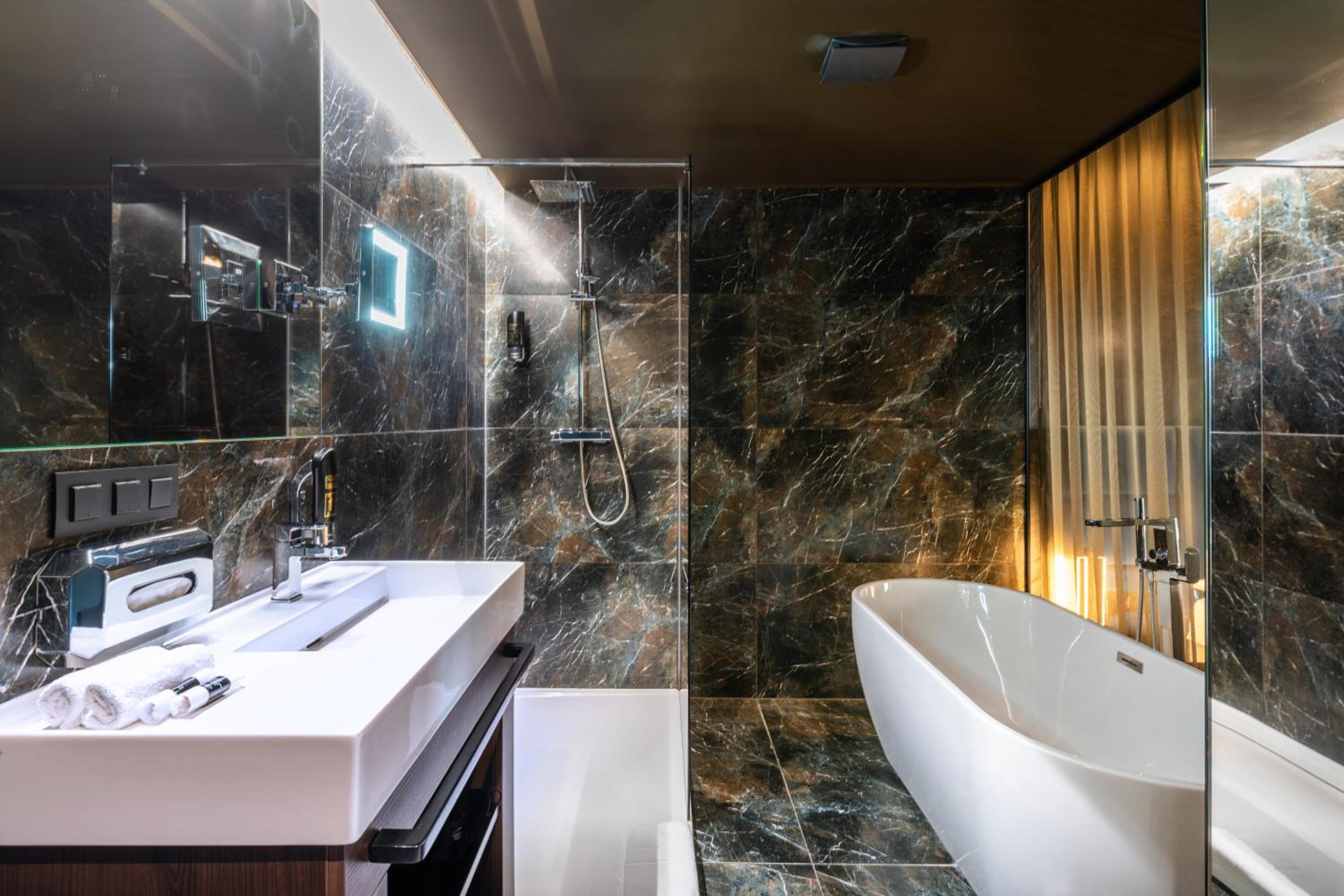 Deluxe Double Room with Bath photo 3
