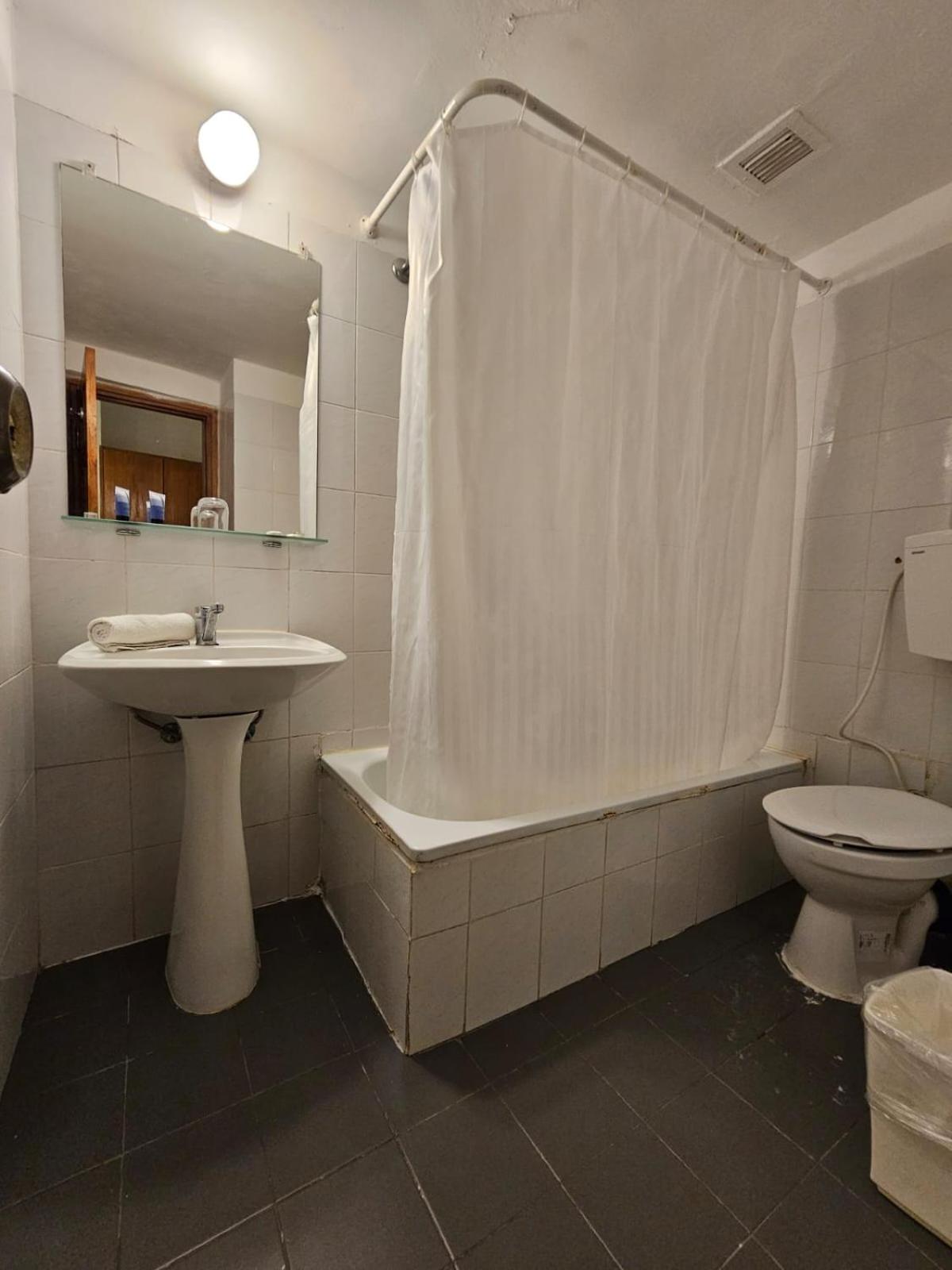 Budget Double Room - Photo 6