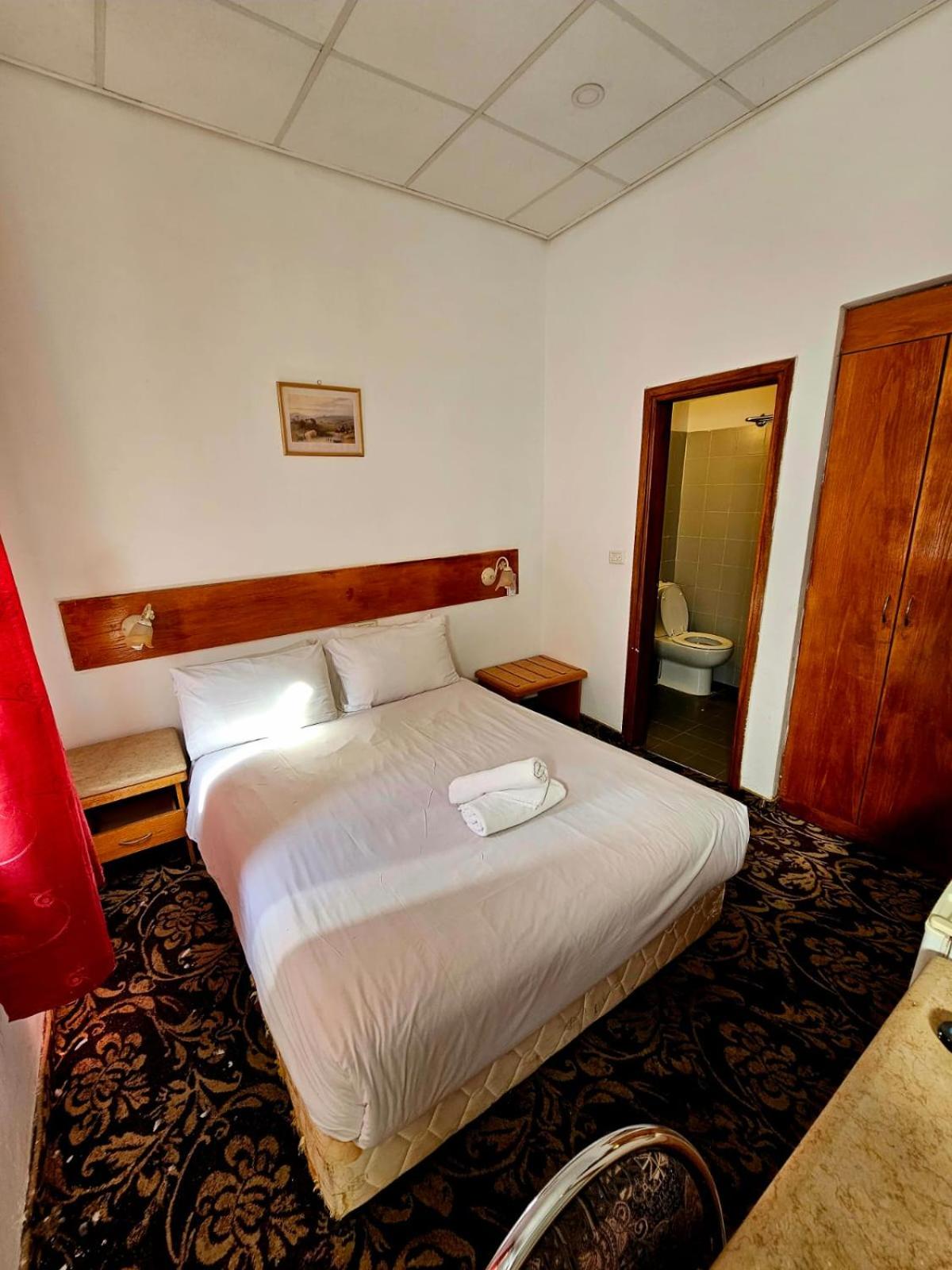 Budget Double Room - Photo 4