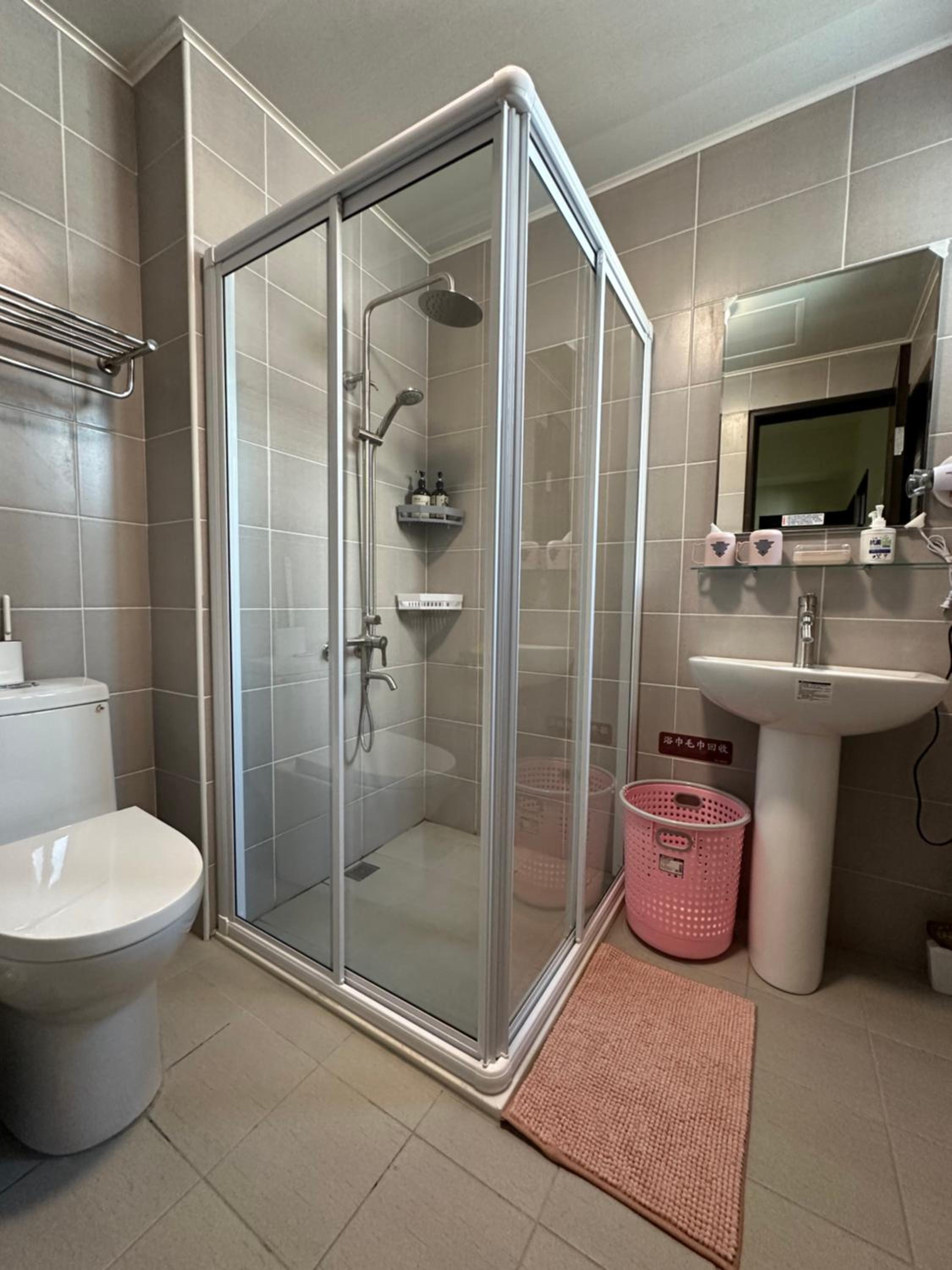 Family Room with Private Bathroom photo 2