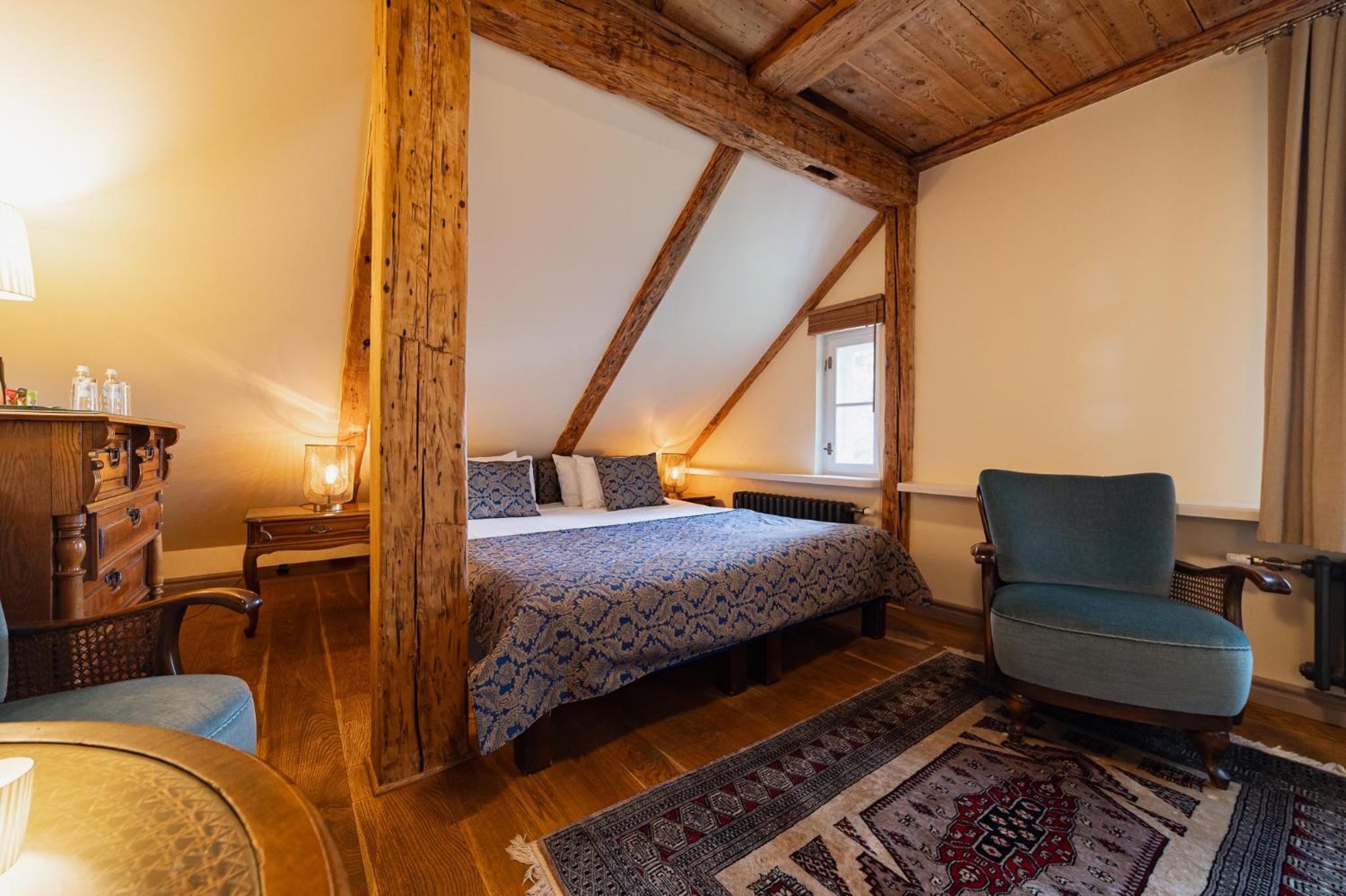 Boutique Mansard Room - Photo 27