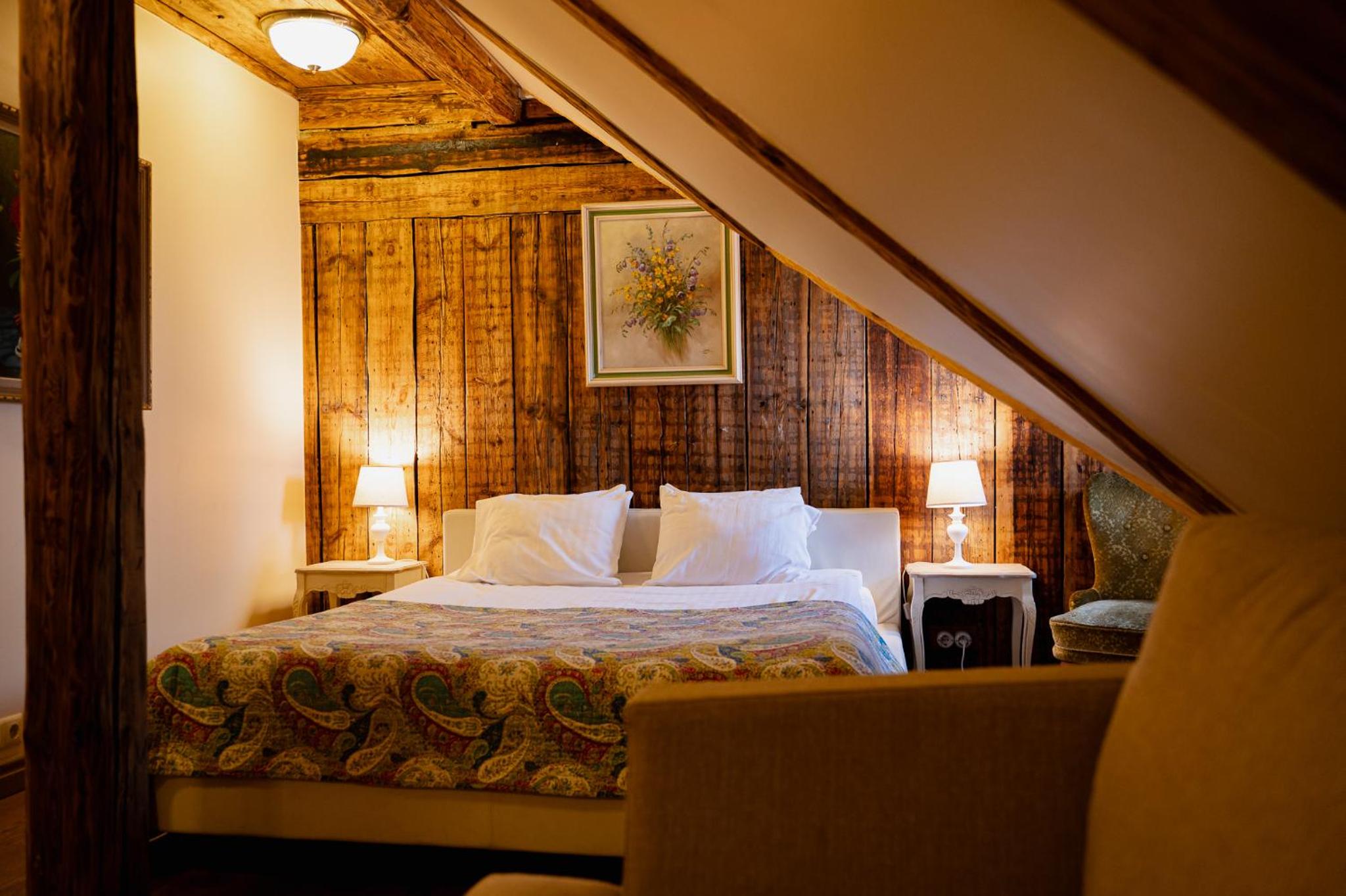Boutique Mansard Room - Photo 34