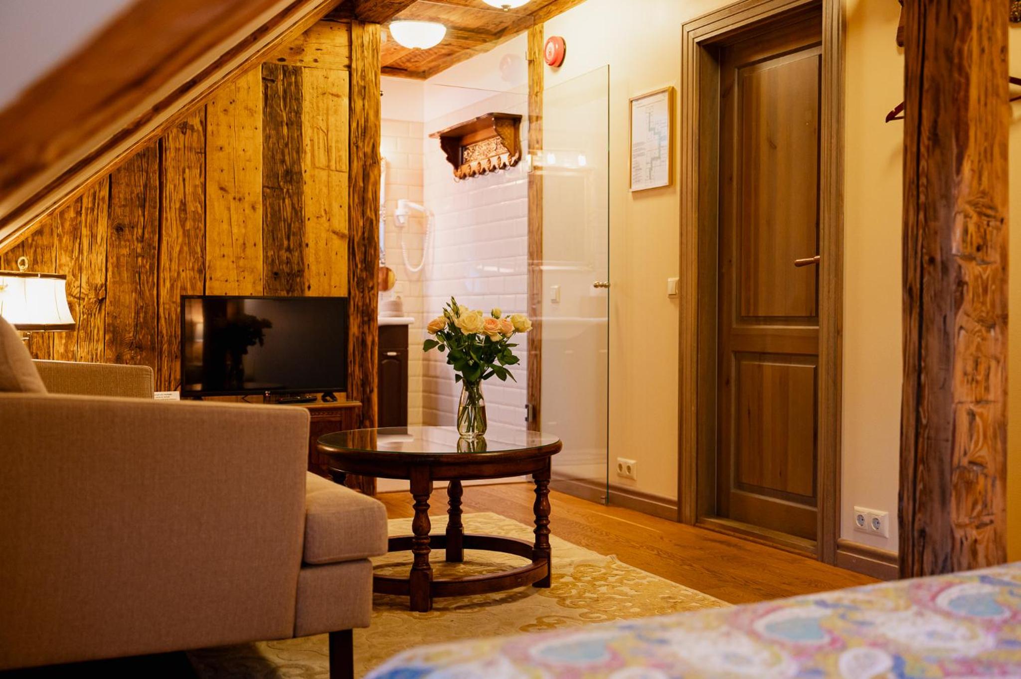 Boutique Mansard Room - Photo 35