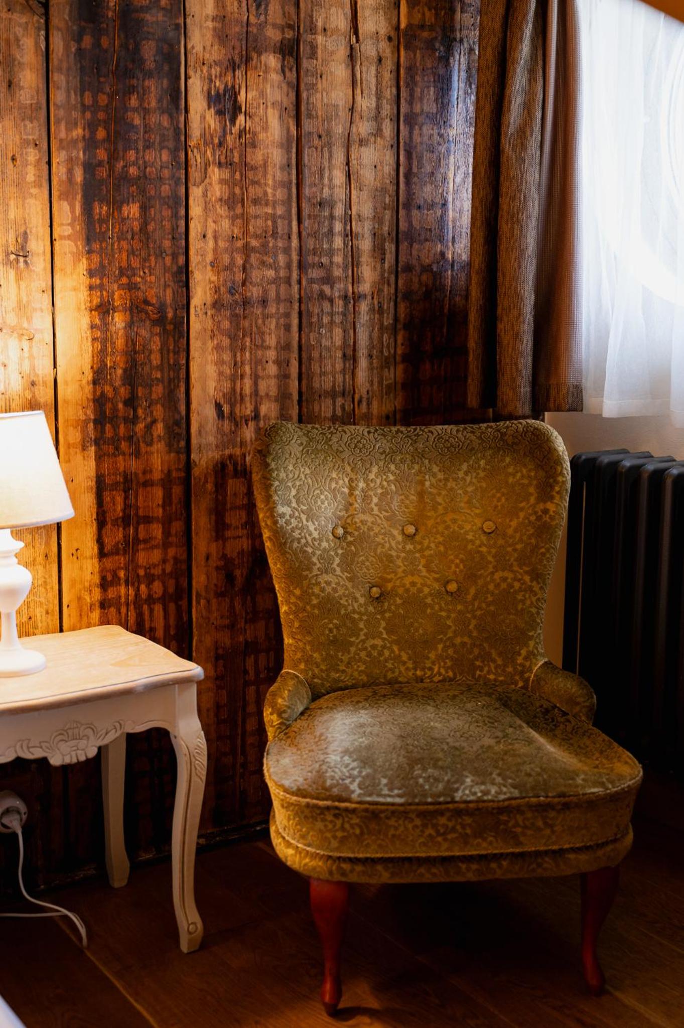 Boutique Mansard Room - Photo 36