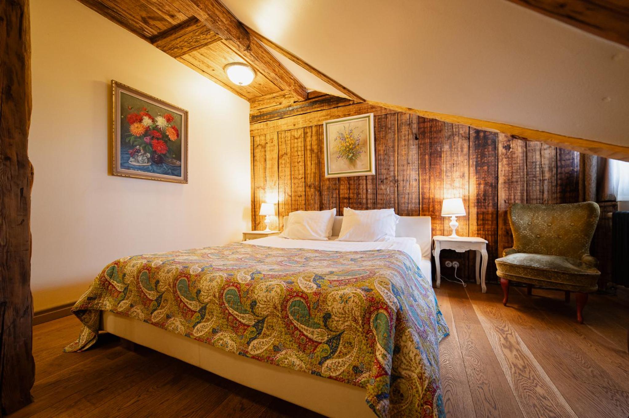 Boutique Mansard Room - Photo 33