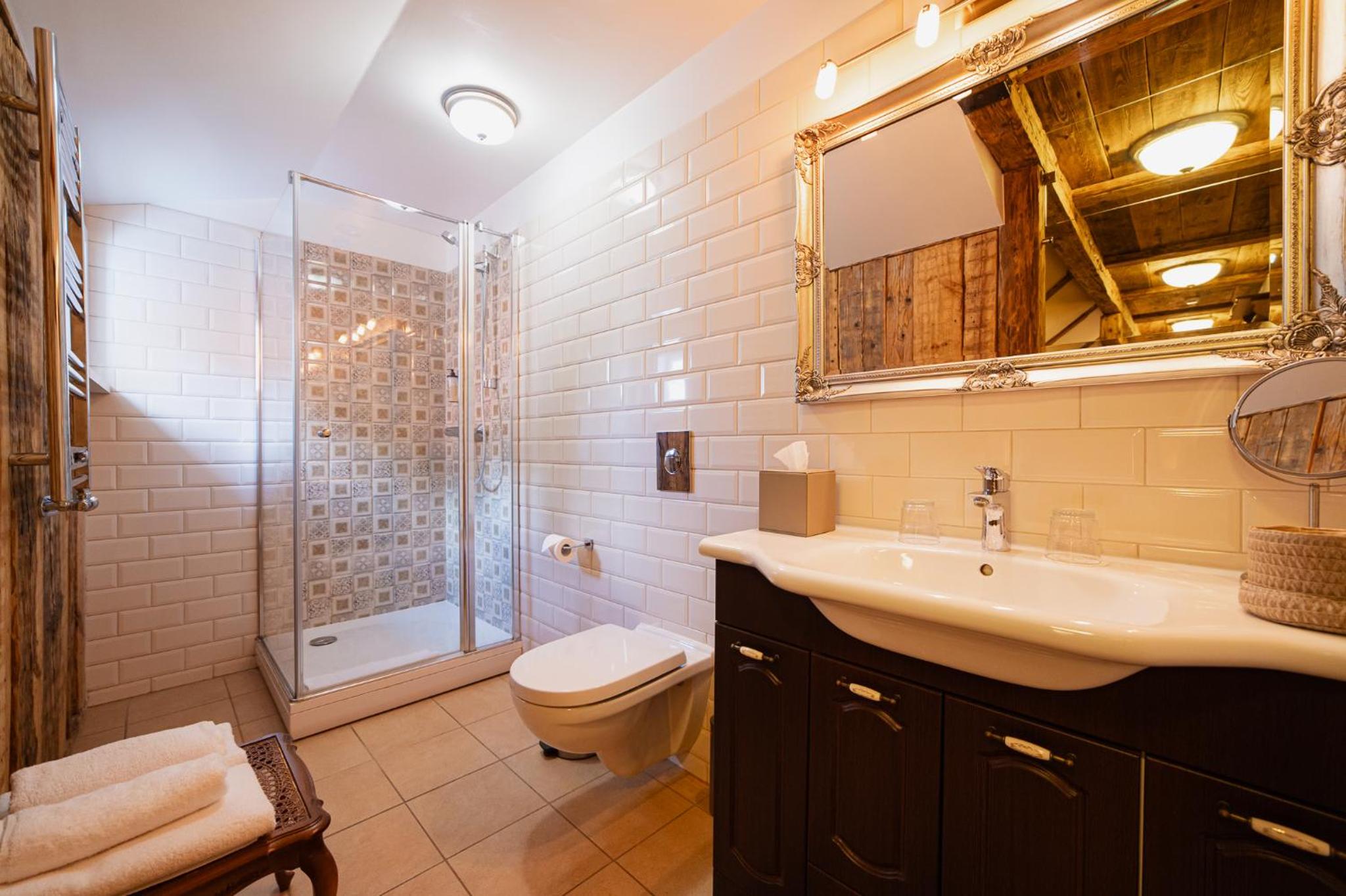 Boutique Mansard Room - Photo 18