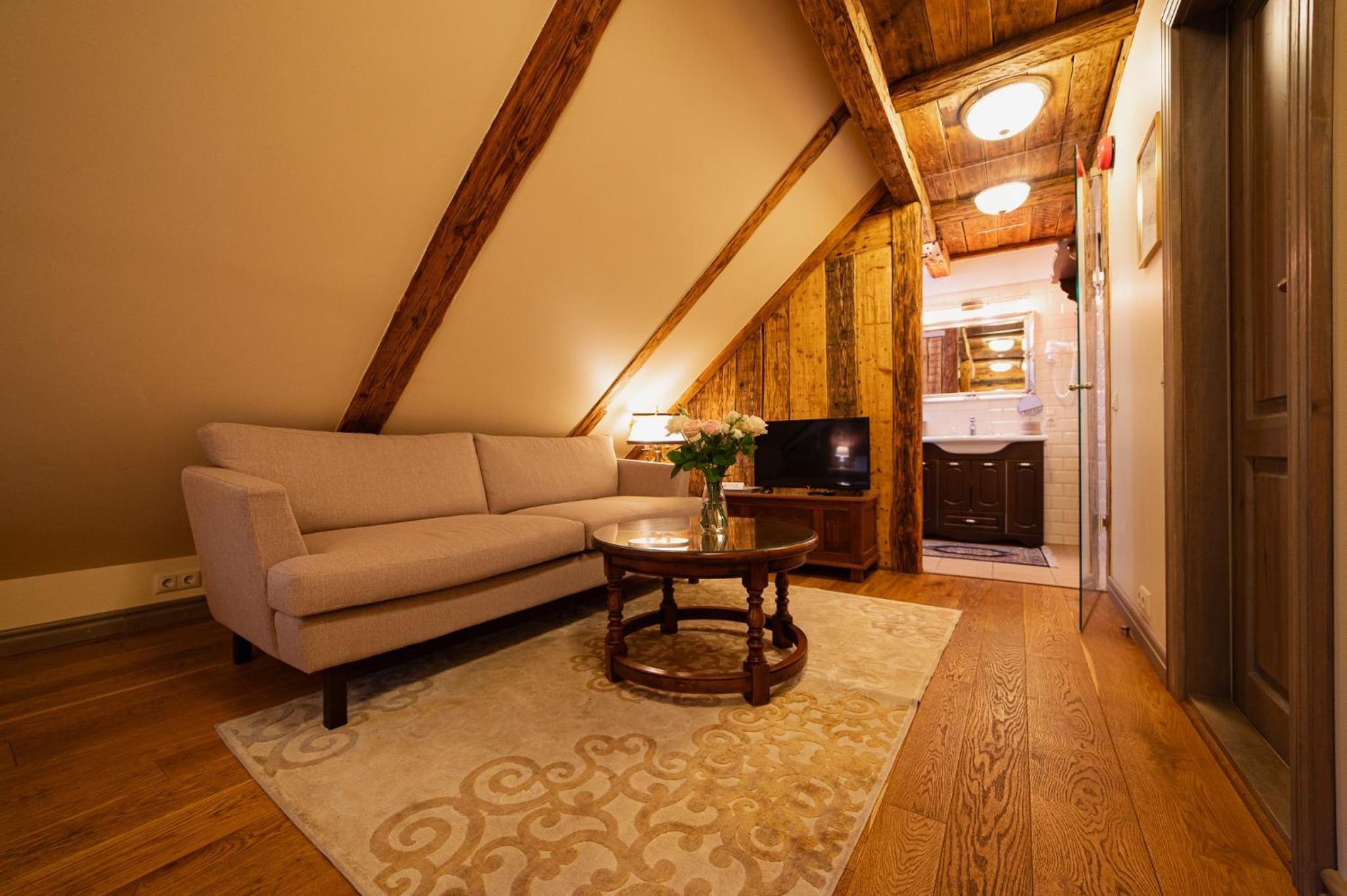 Boutique Mansard Room - Photo 20