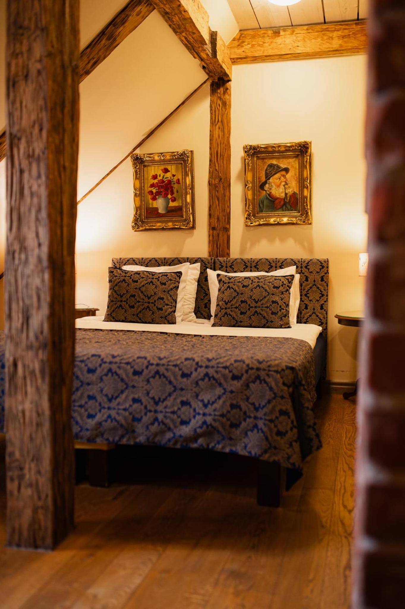 Boutique Mansard Room - Photo 13