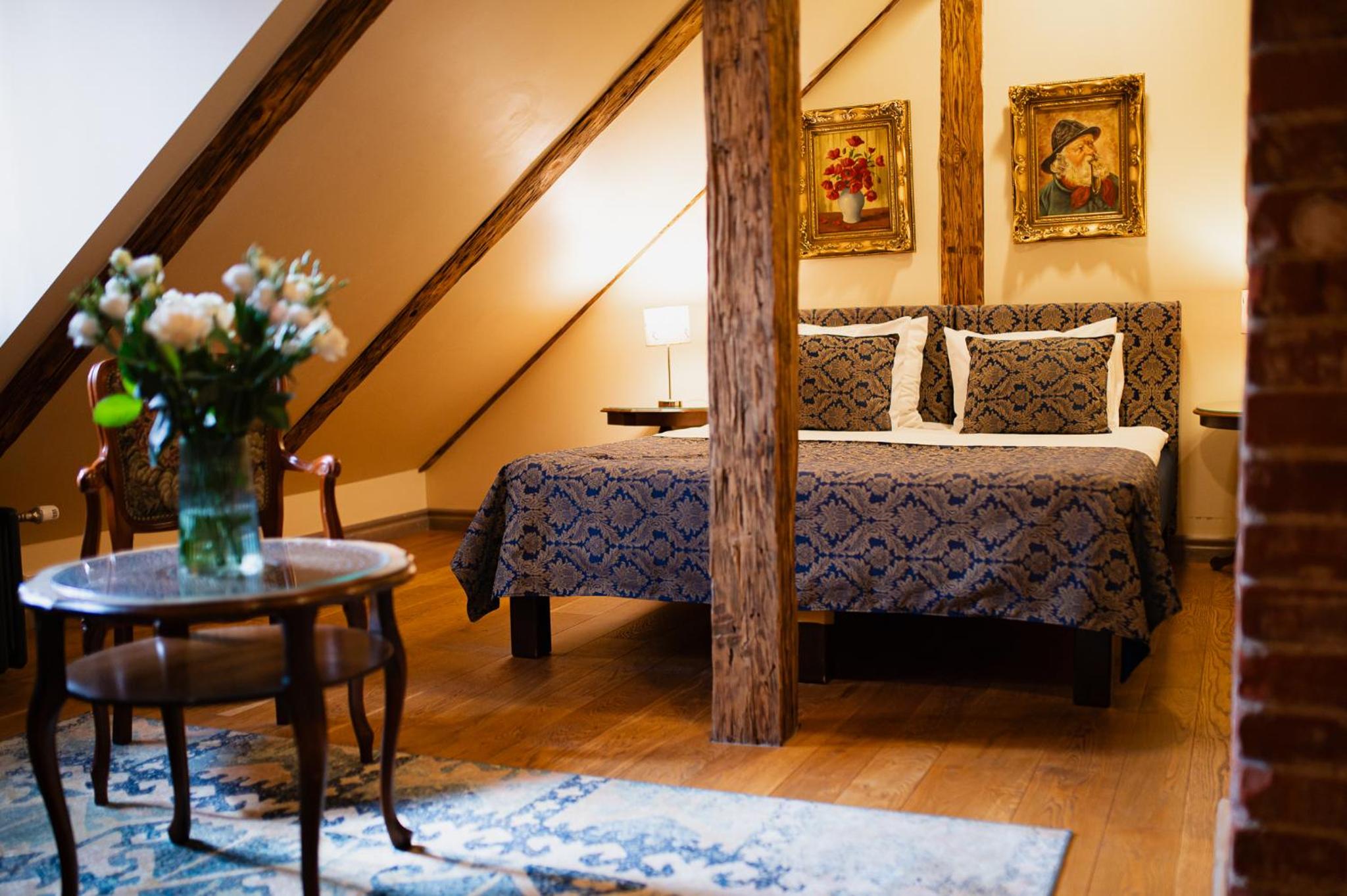 Boutique Mansard Room - Photo 15
