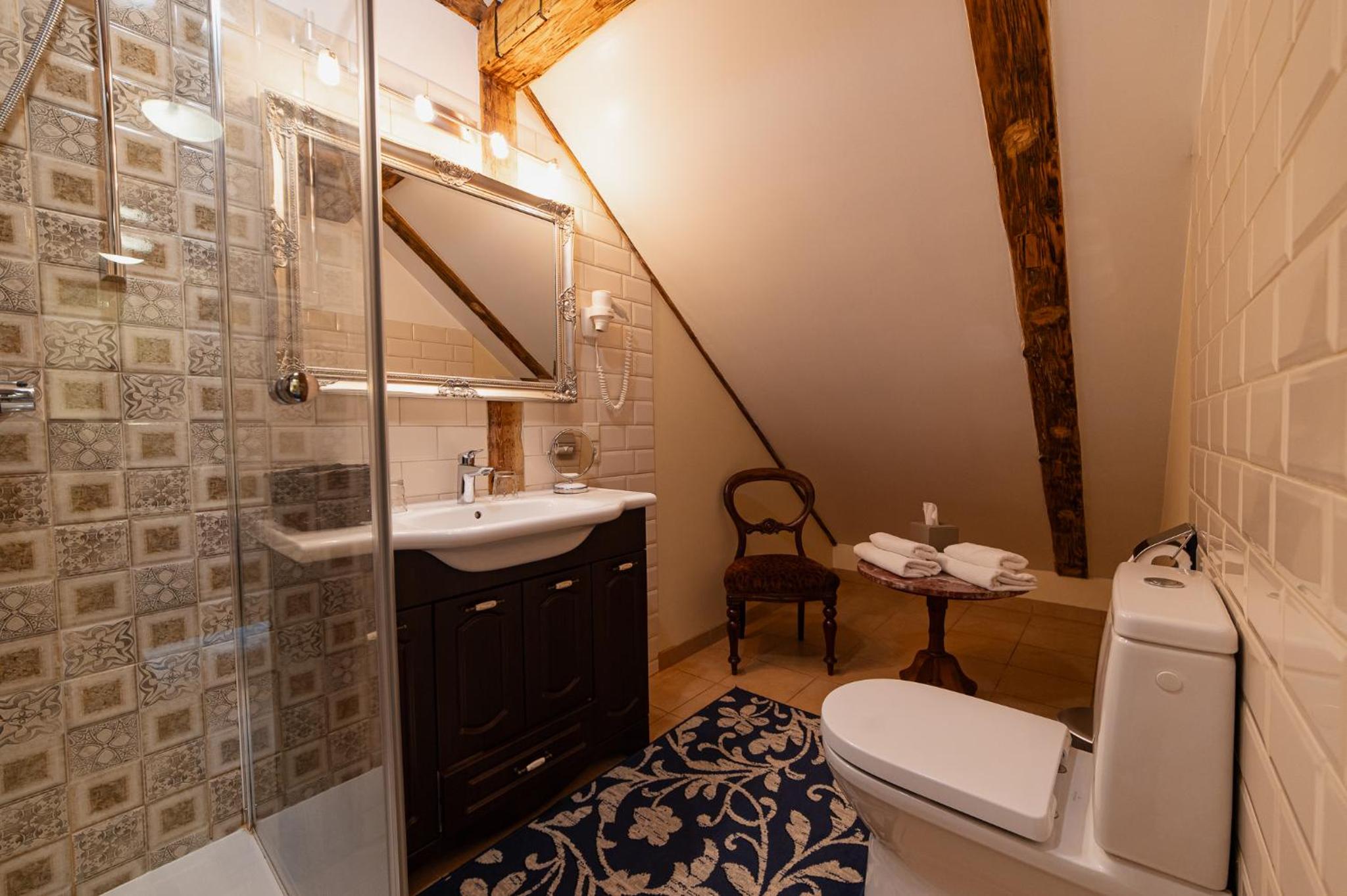 Boutique Mansard Room - Photo 8