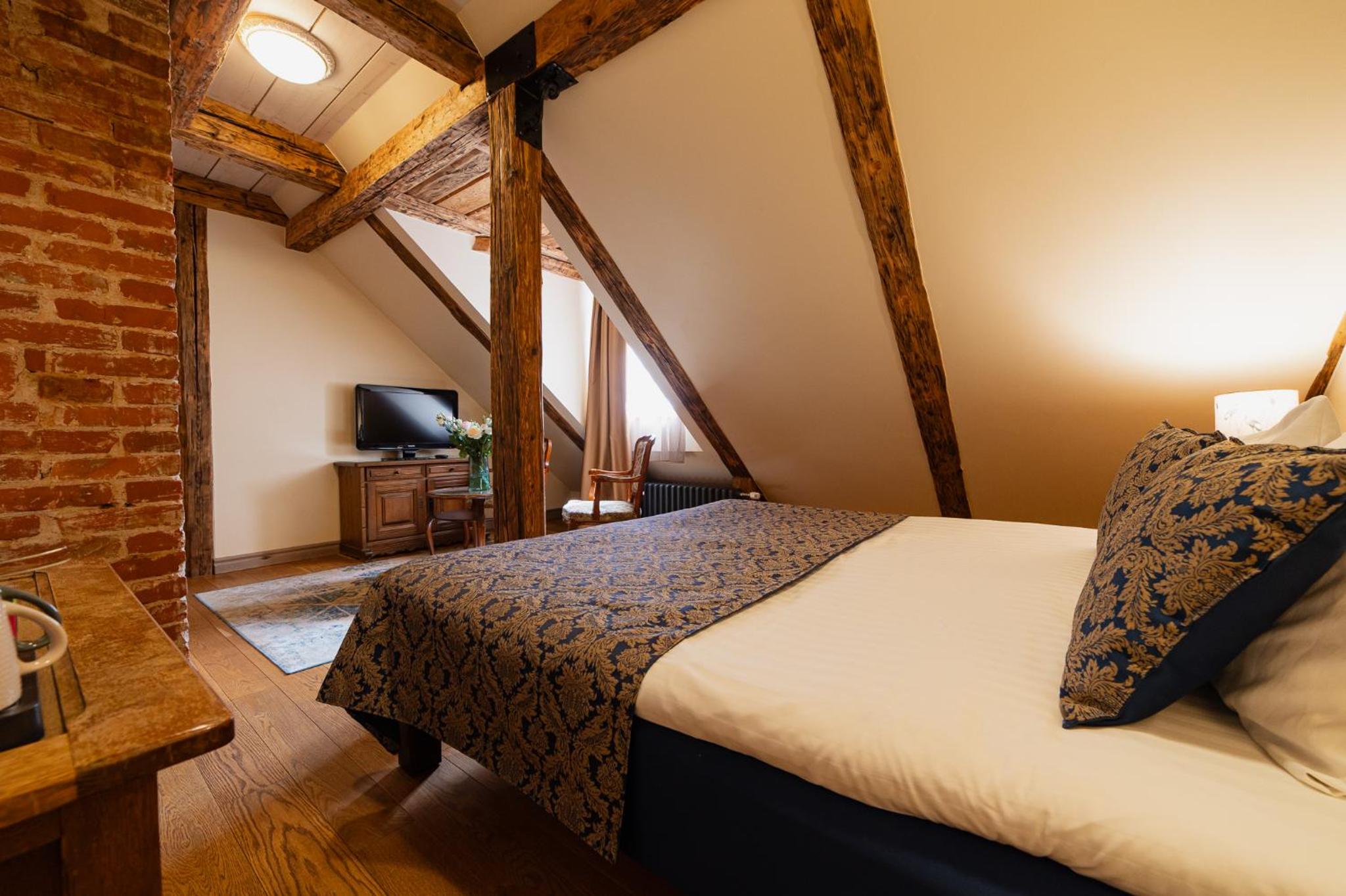 Boutique Mansard Room - Photo 10
