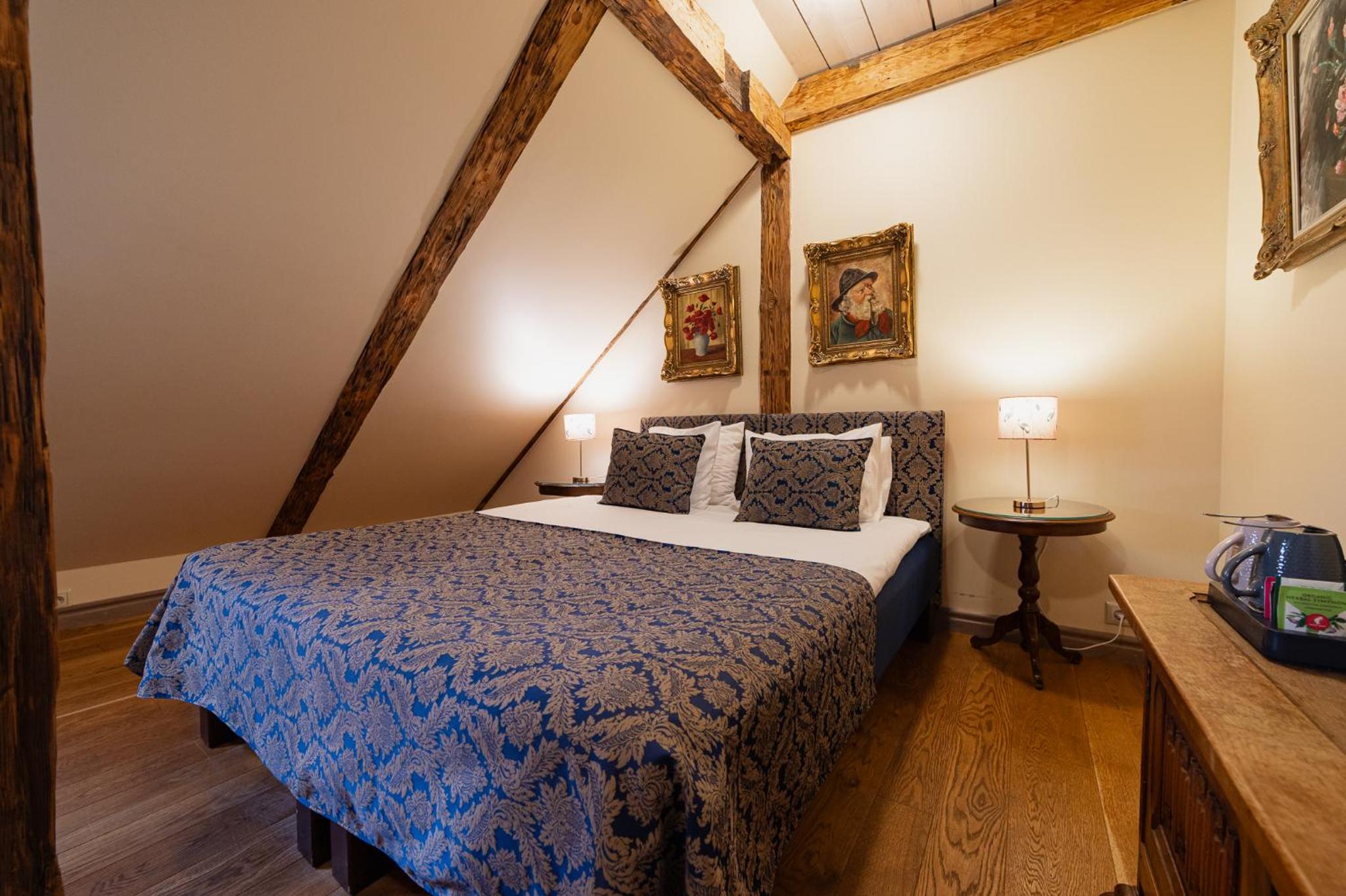 Boutique Mansard Room - Photo 9