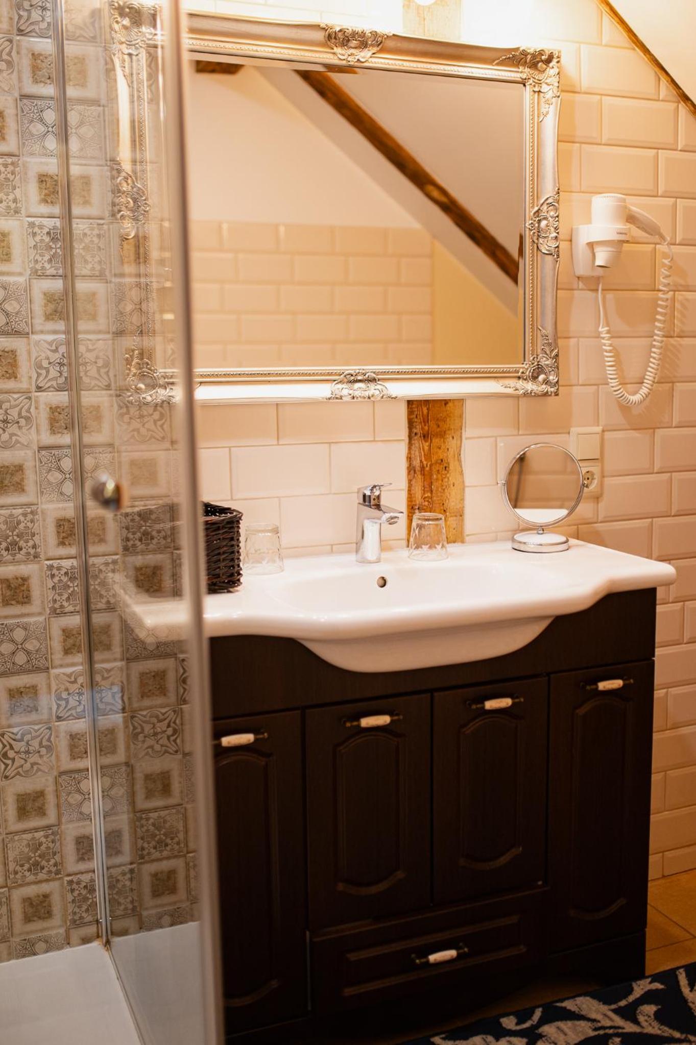 Boutique Mansard Room - Photo 7