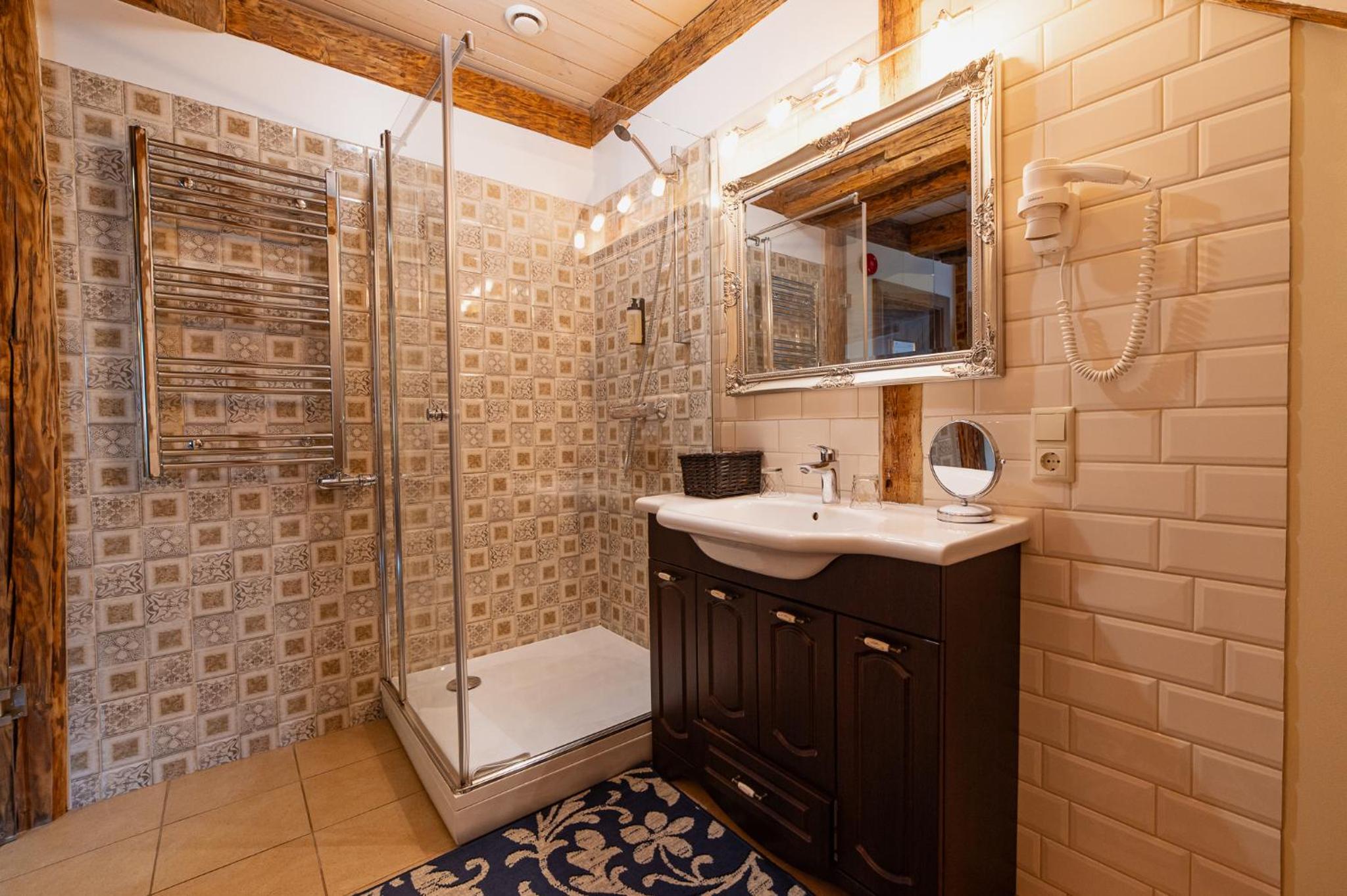 Boutique Mansard Room - Photo 6