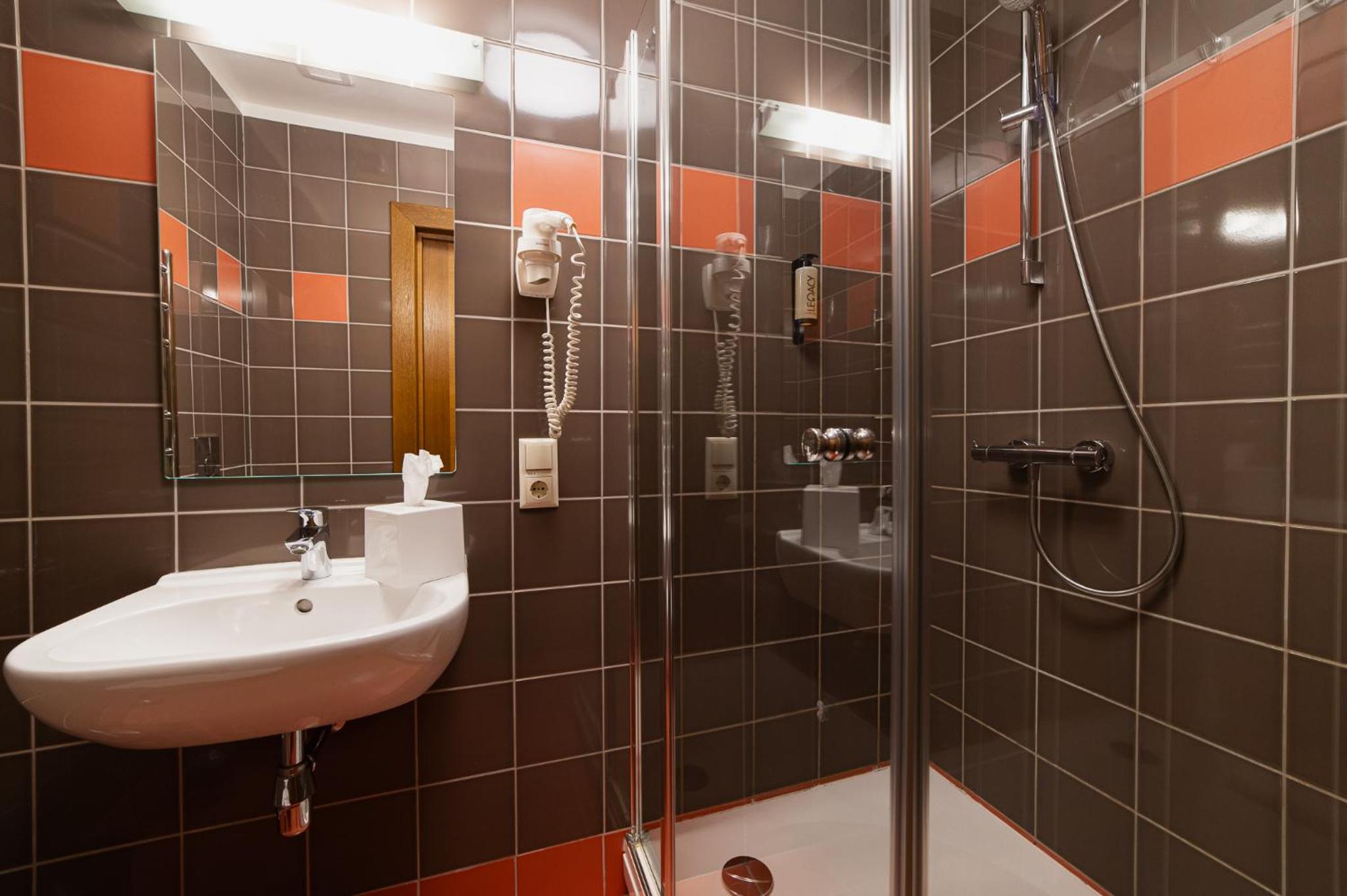 Standard Twin Room - Photo 15