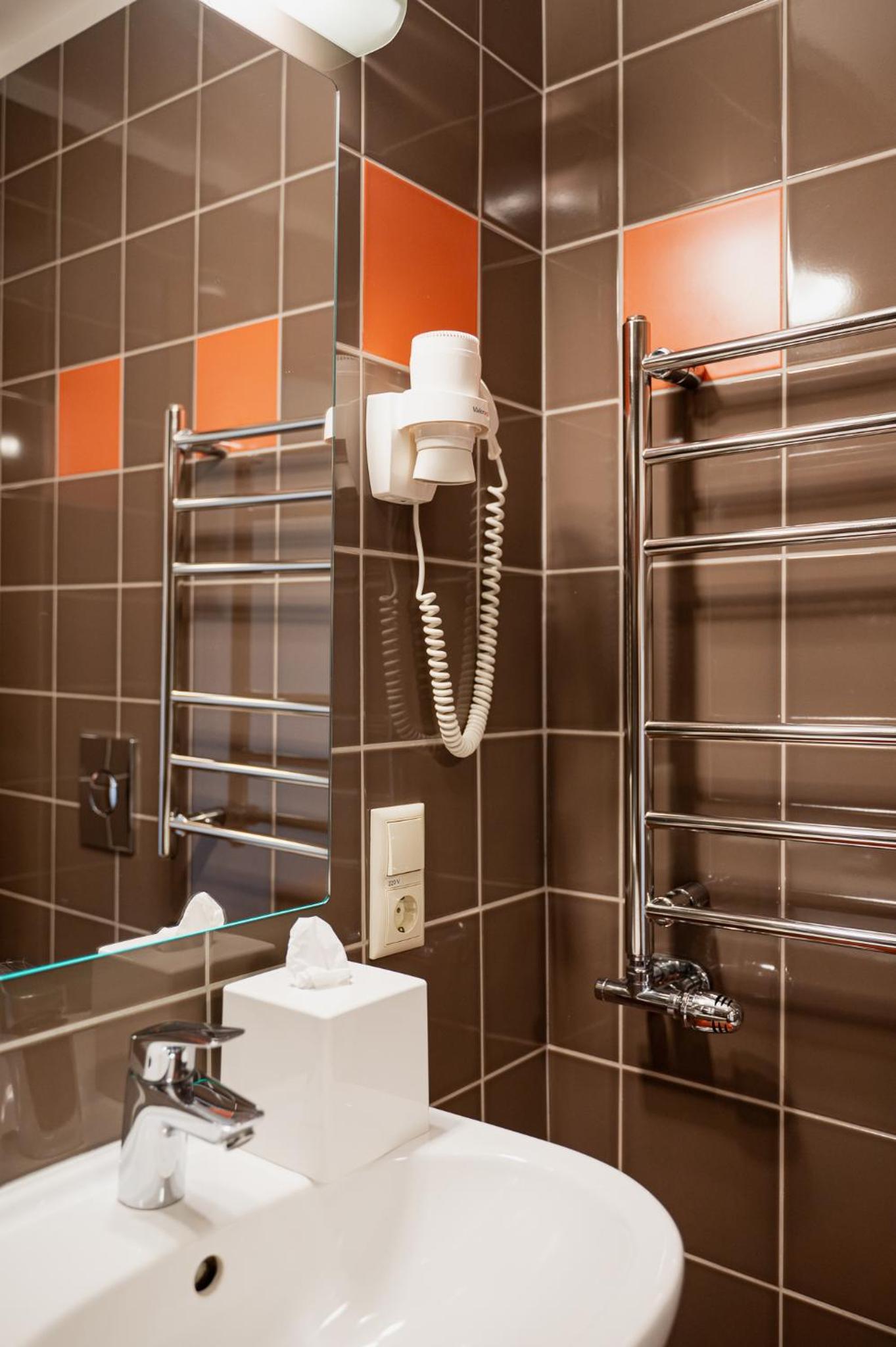 Standard Twin Room - Photo 16