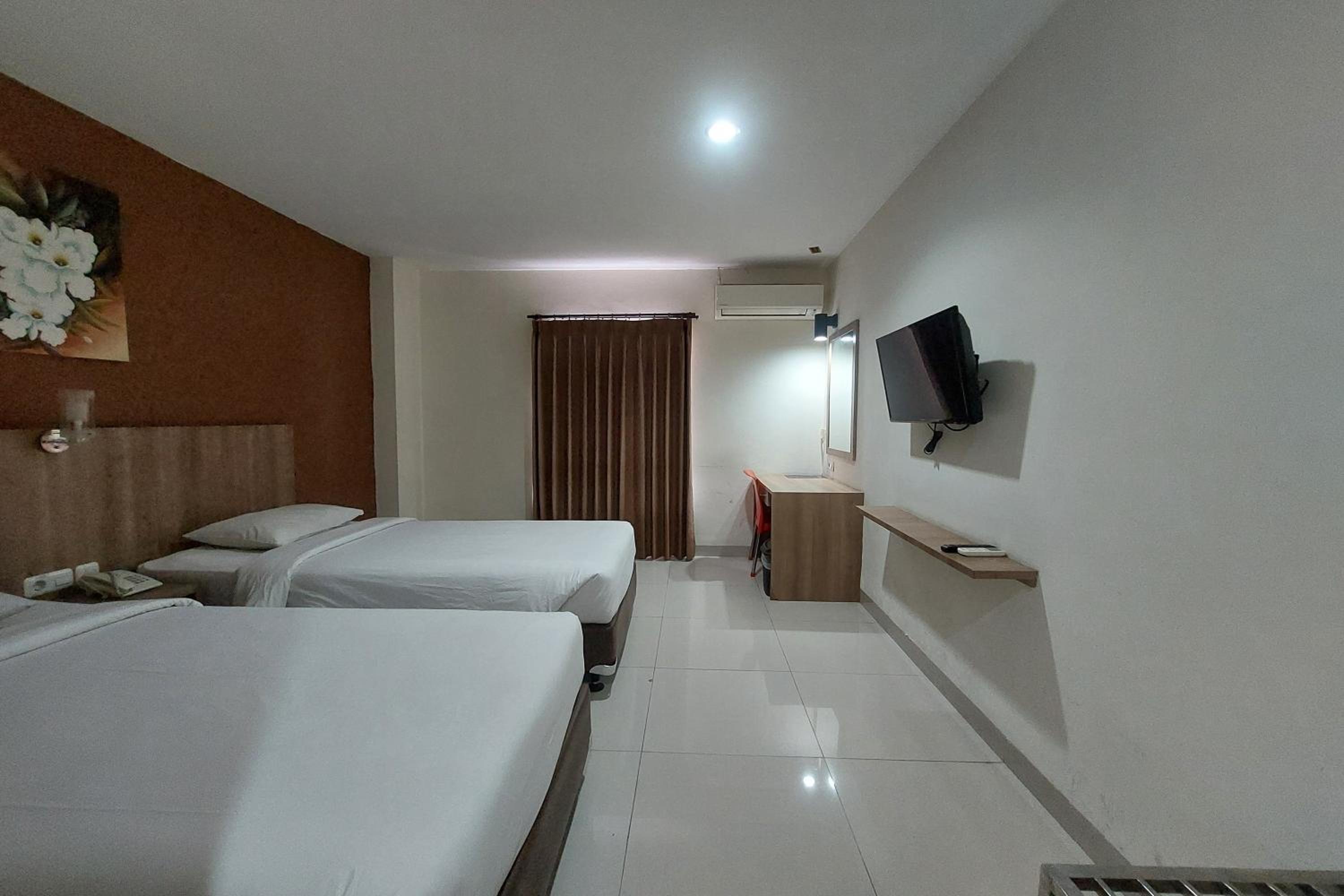 Large Twin Room - Photo 2