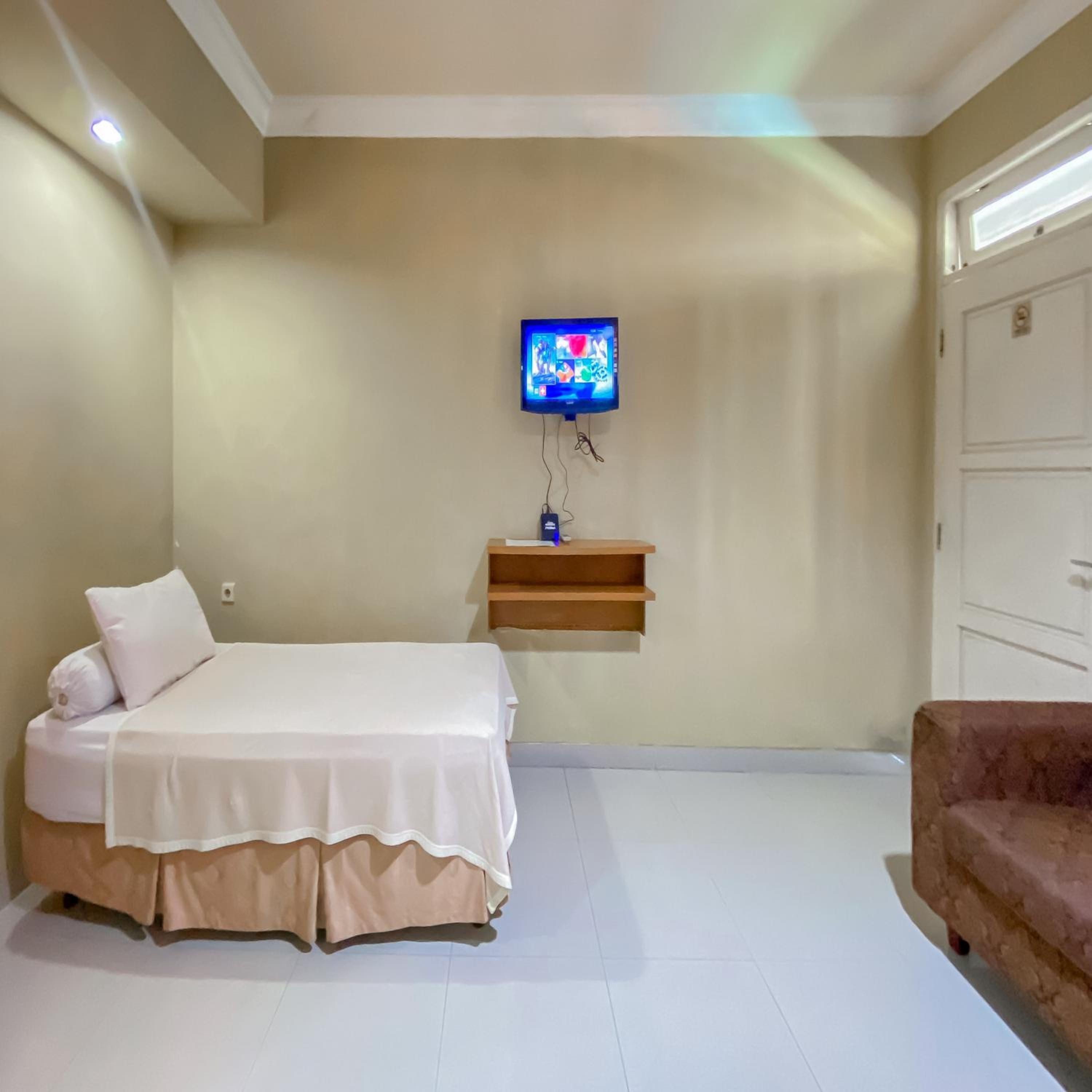 Family Room - Photo 4