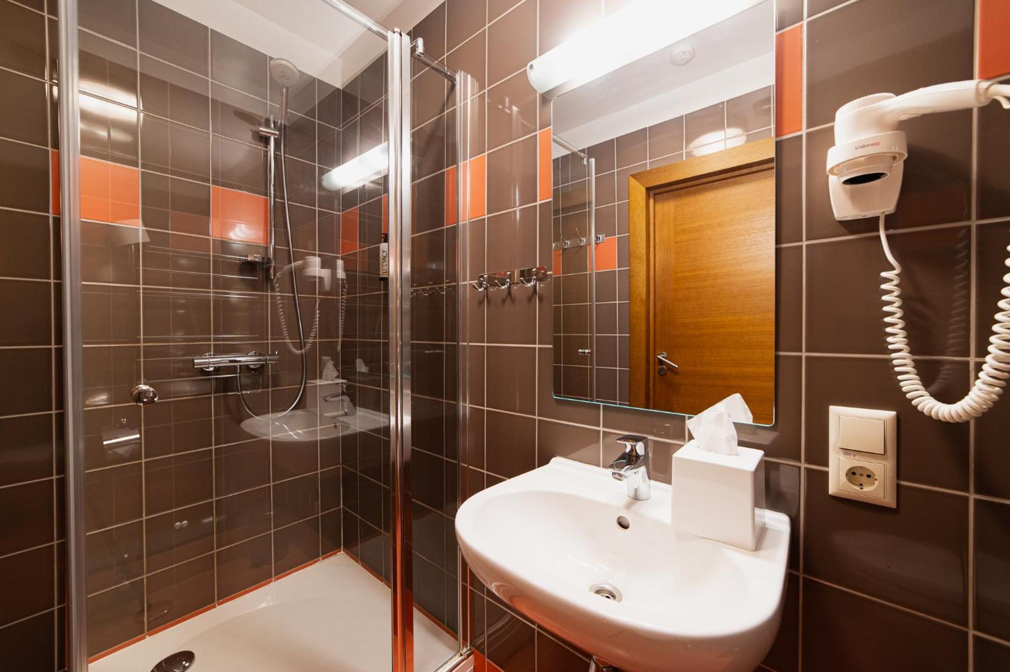 Standard Double Room - Photo 13
