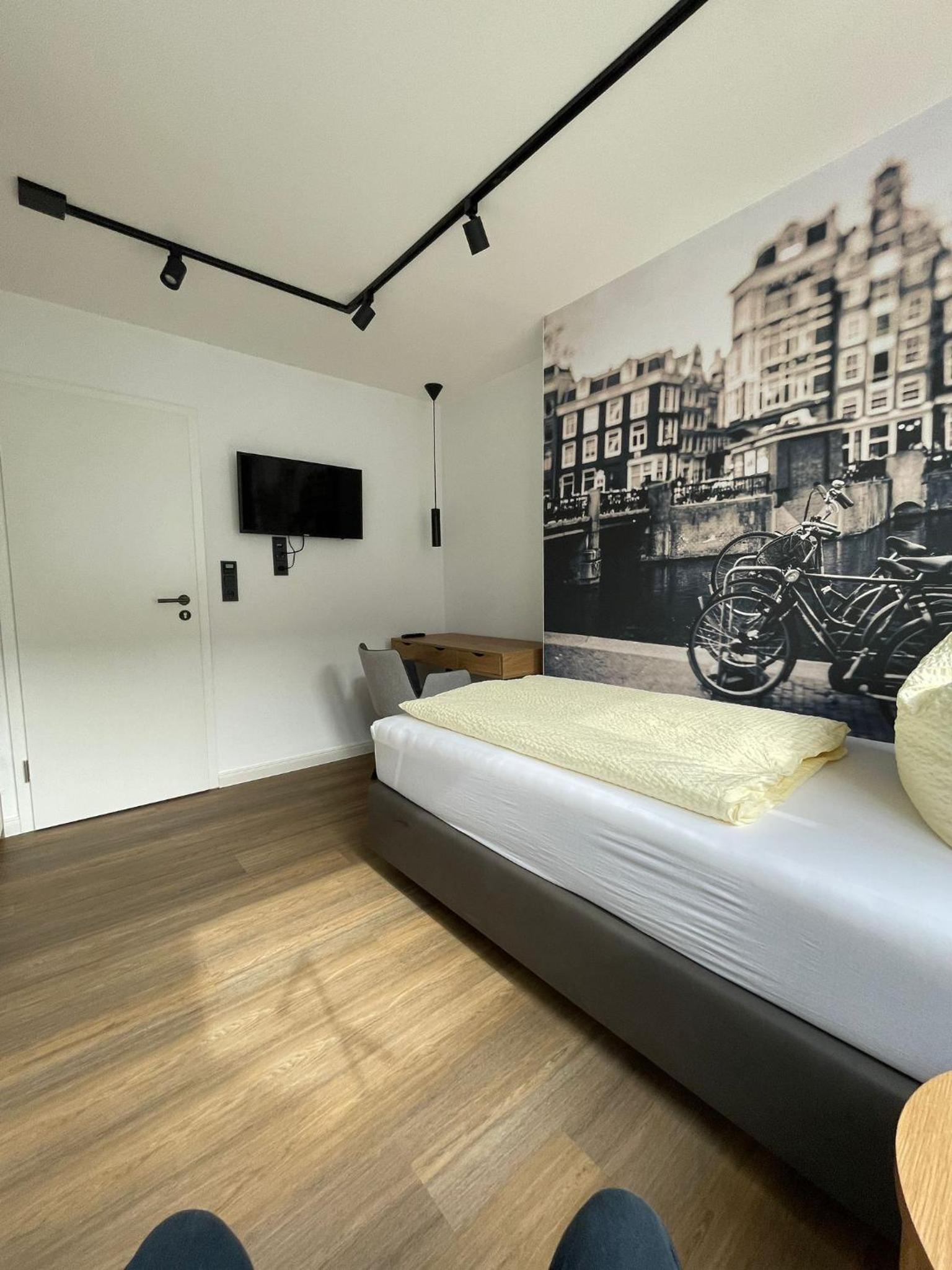 Single Room with Private Bathroom photo 2