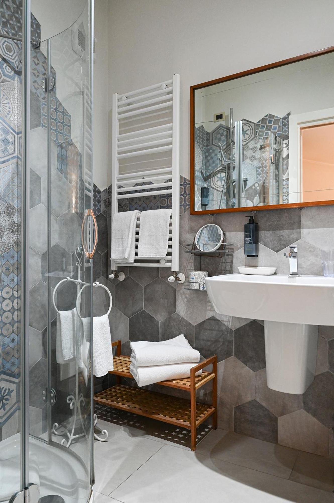 Deluxe Double or Twin Room with City View - Photo 2