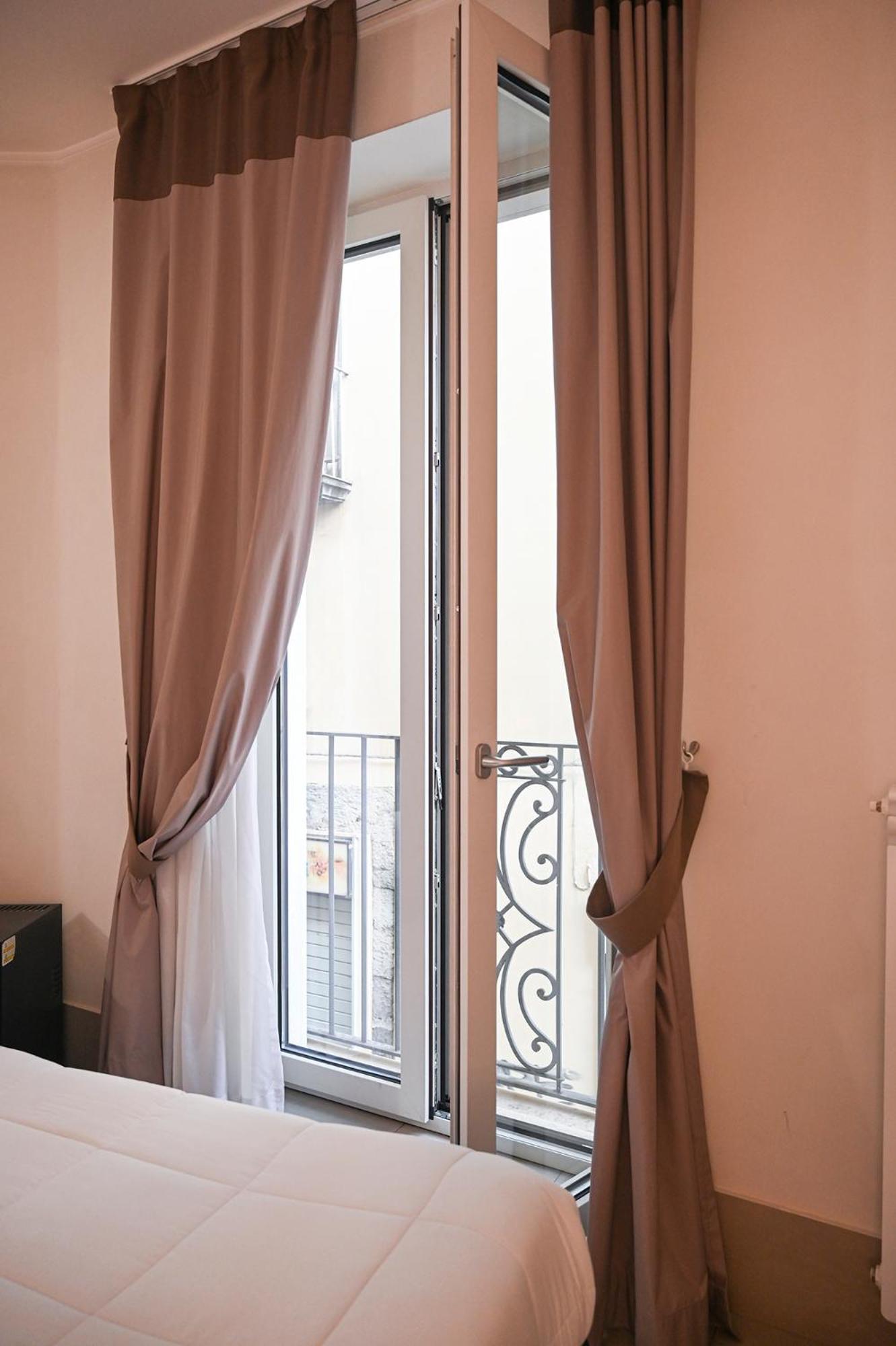 Deluxe Double or Twin Room with City View - Photo 11