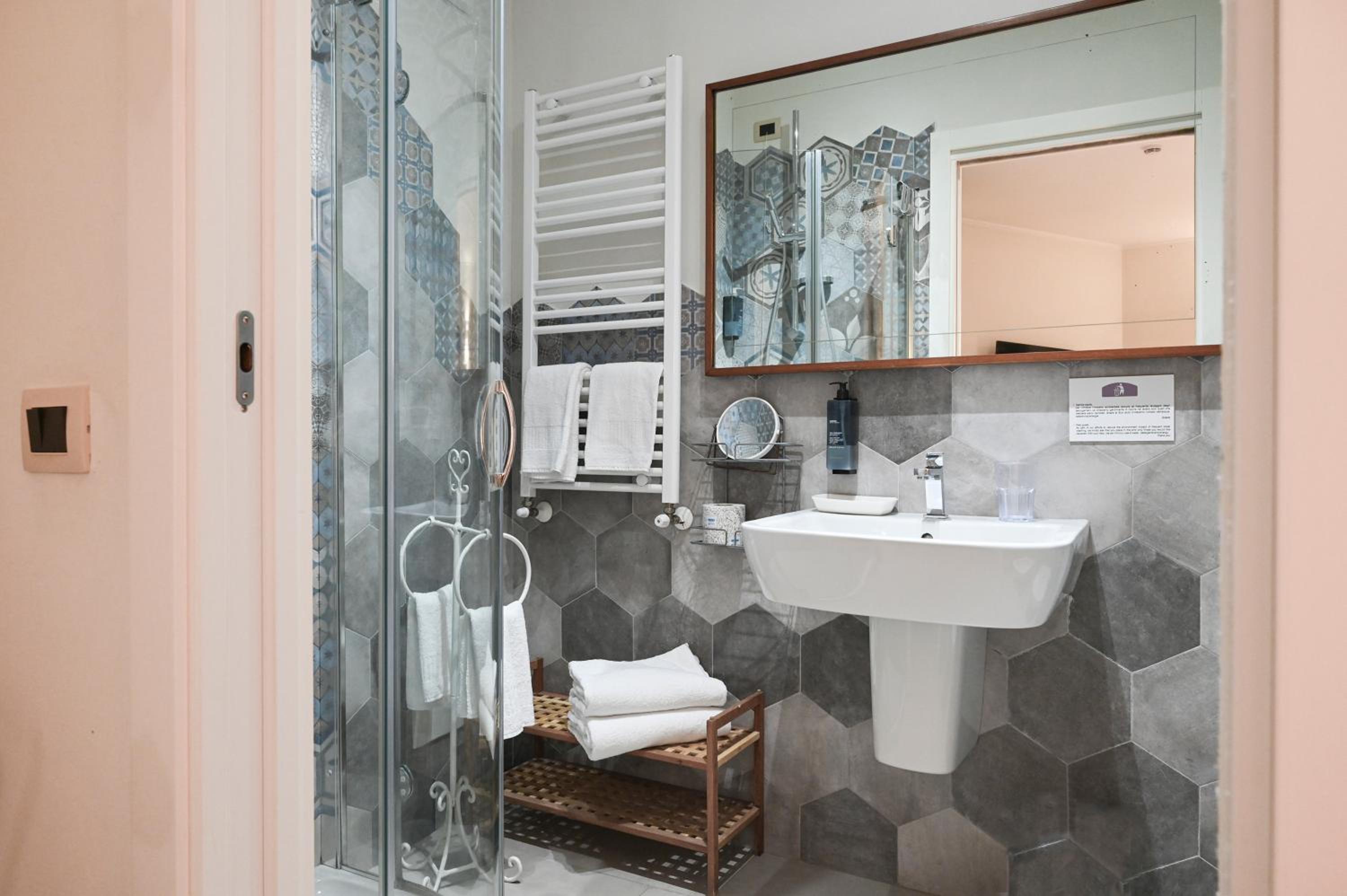 Deluxe Double or Twin Room with City View - Photo 4