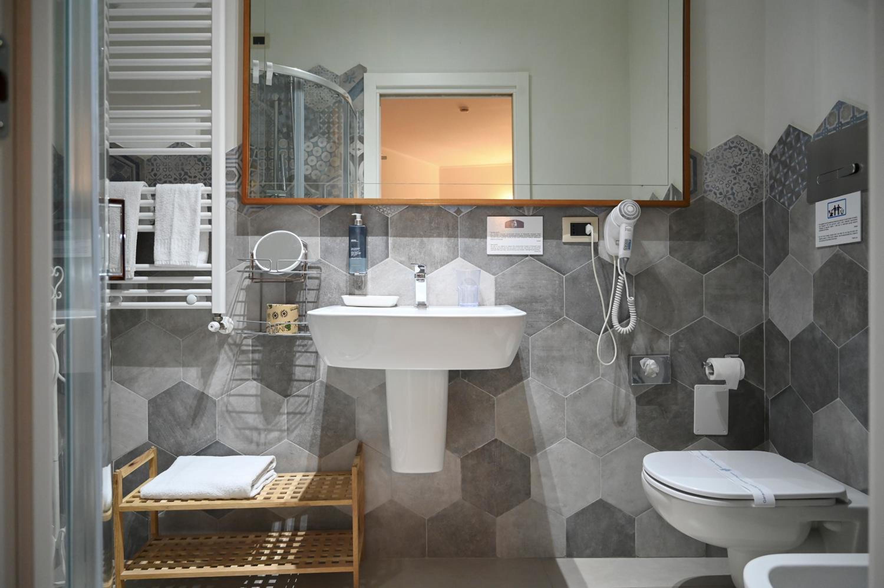Deluxe Double or Twin Room with City View - Photo 16