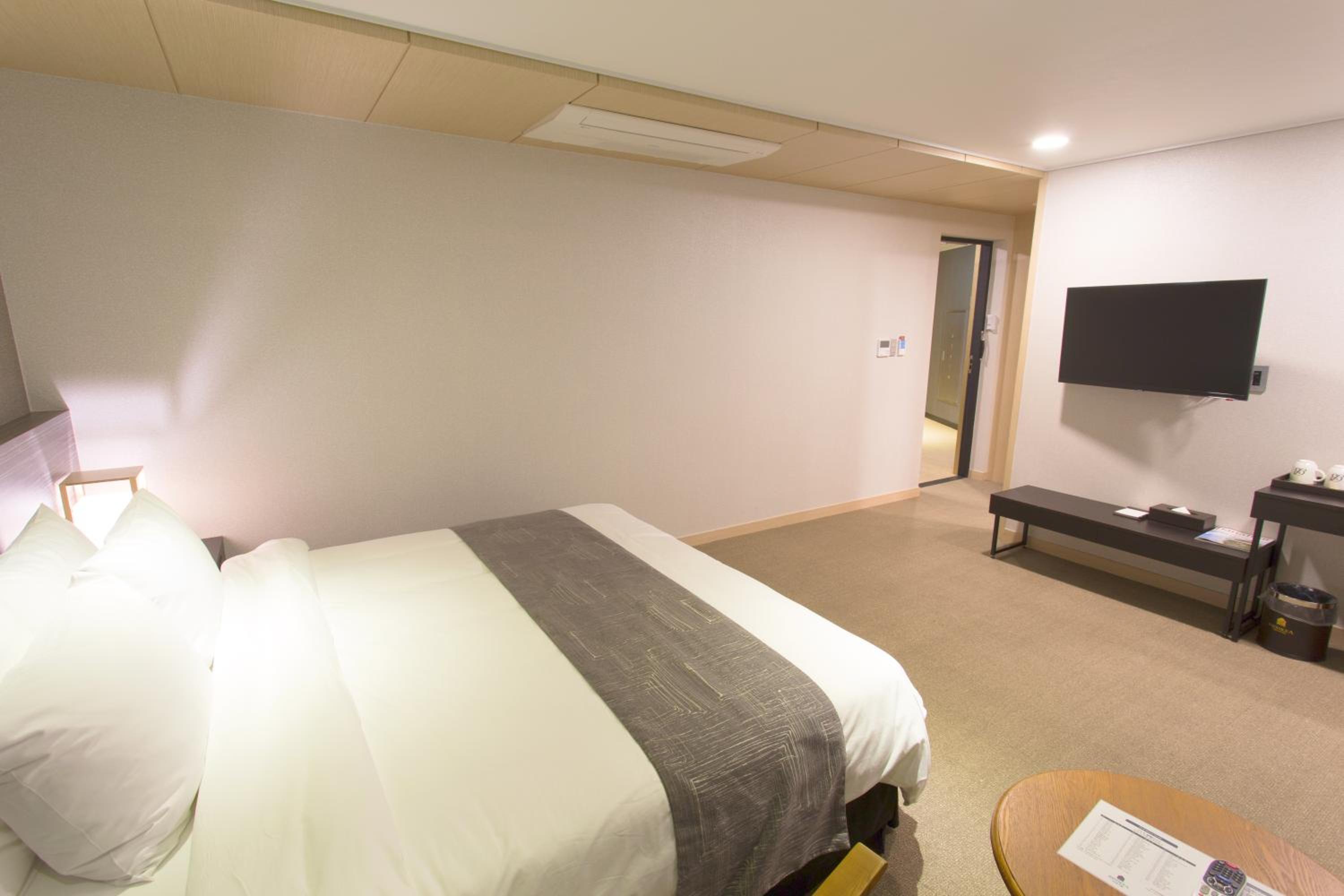 Deluxe Double Room with Balcony photo 3