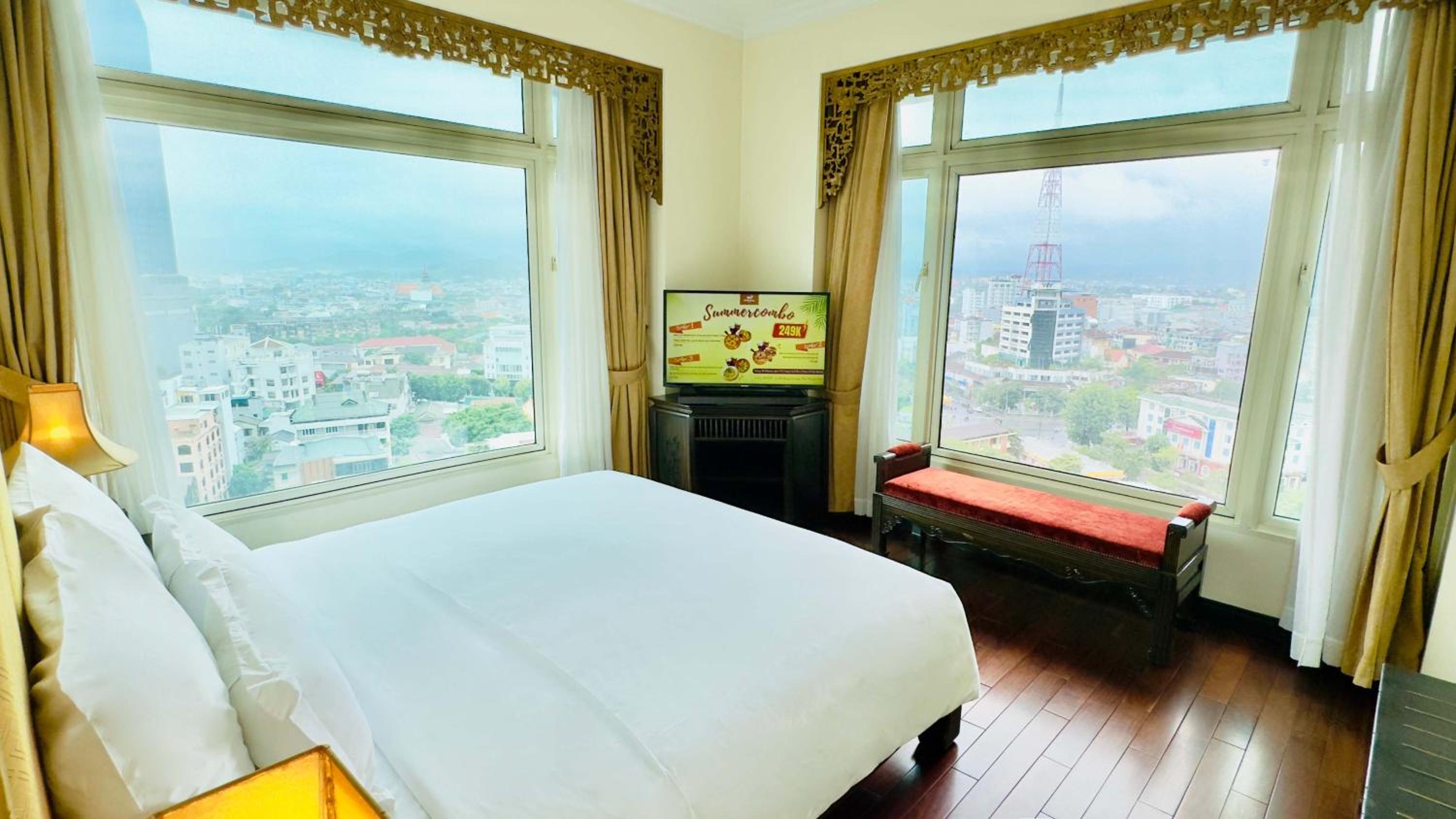 Junior Suite With City View - Photo 1
