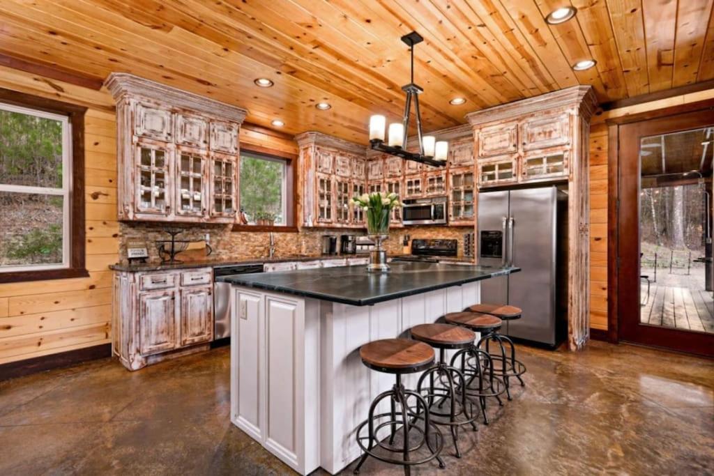 Six-Bedroom House photo 3