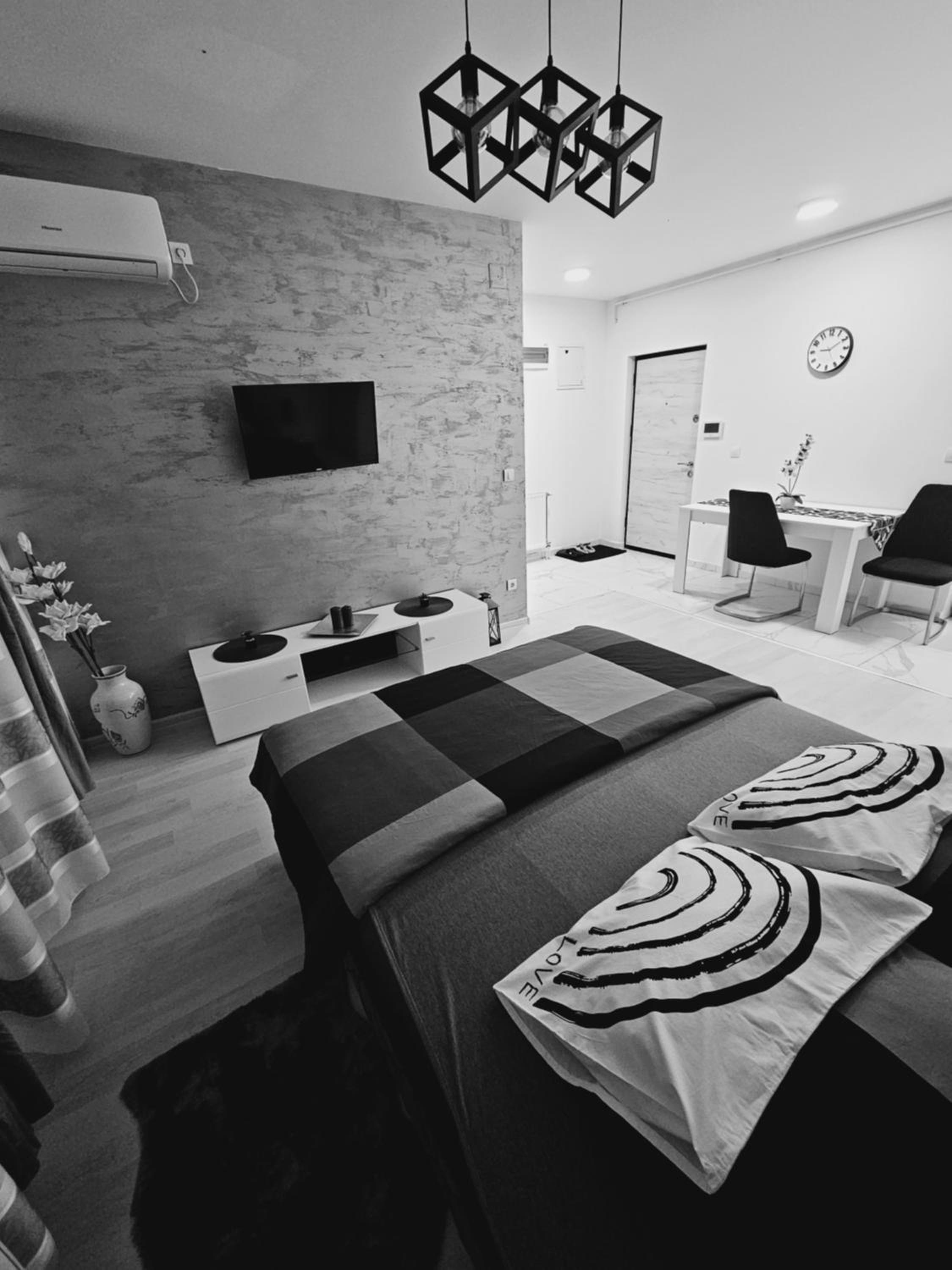 One-Bedroom Apartment photo 1
