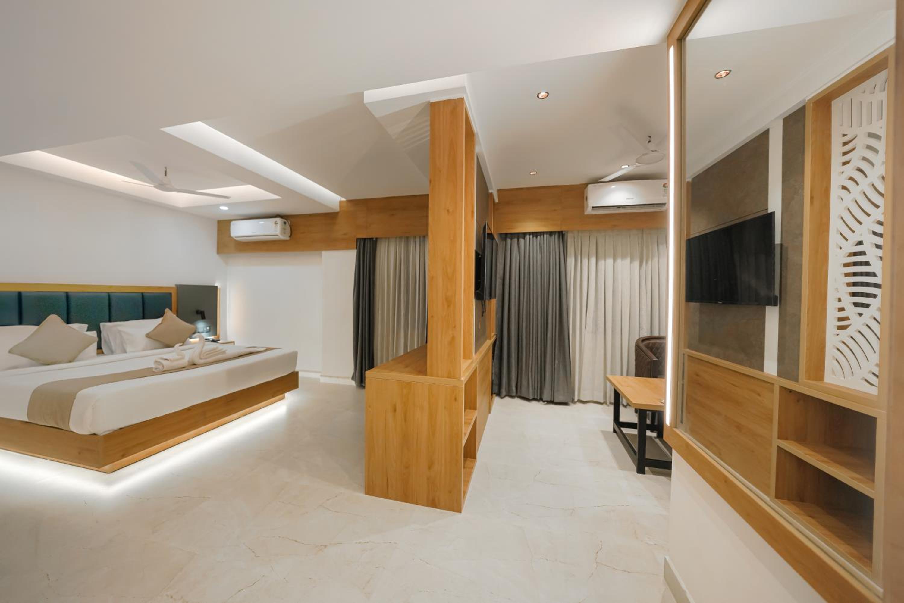 Deluxe Room - Photo 13