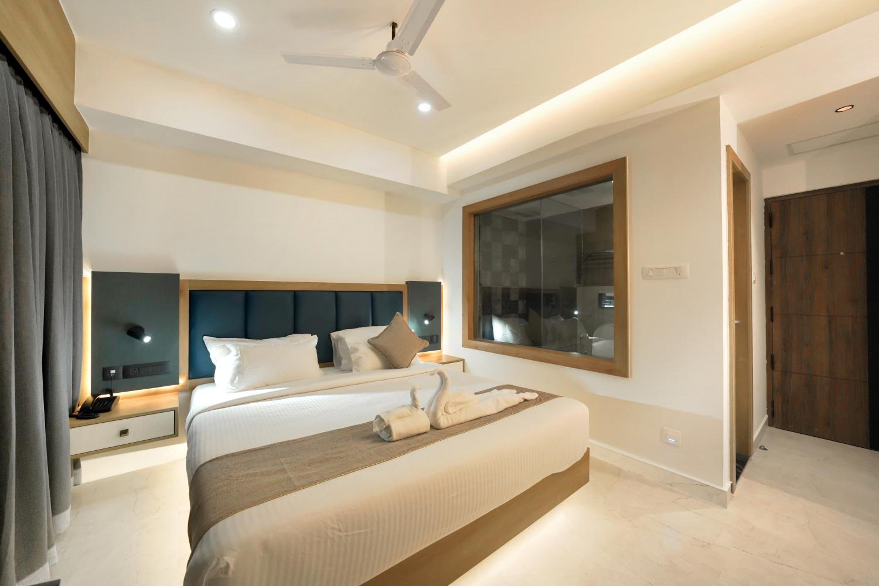 Deluxe Room - Photo 11