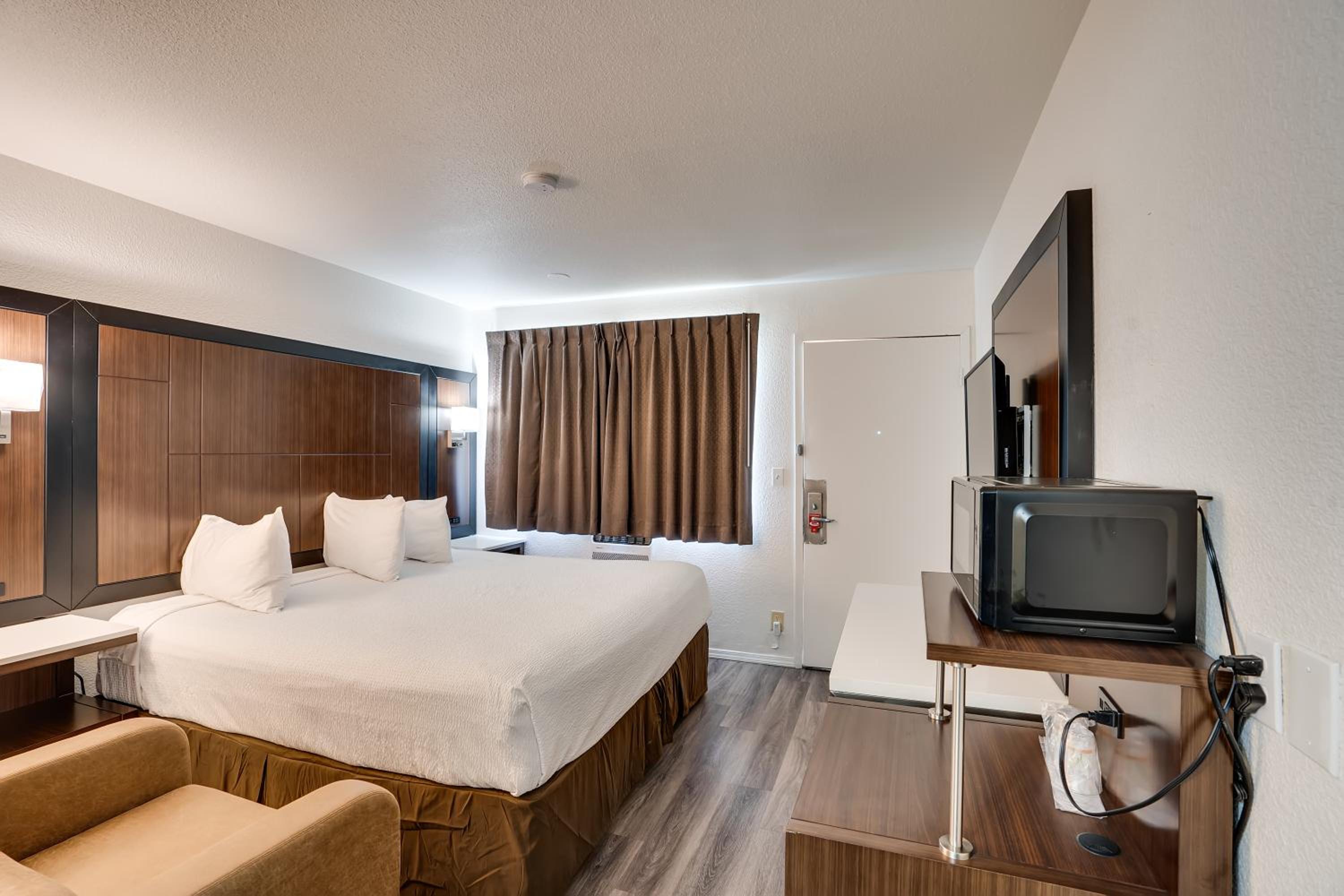 Queen Room with Roll-In Shower - Disability Access/Non Smoking - Photo 3