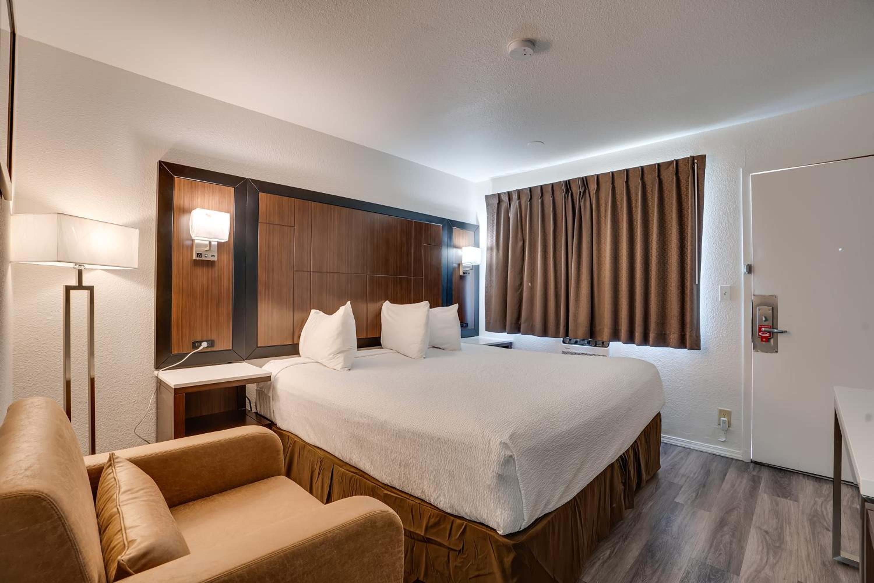 Queen Room with Roll-In Shower - Disability Access/Non Smoking - Photo 5