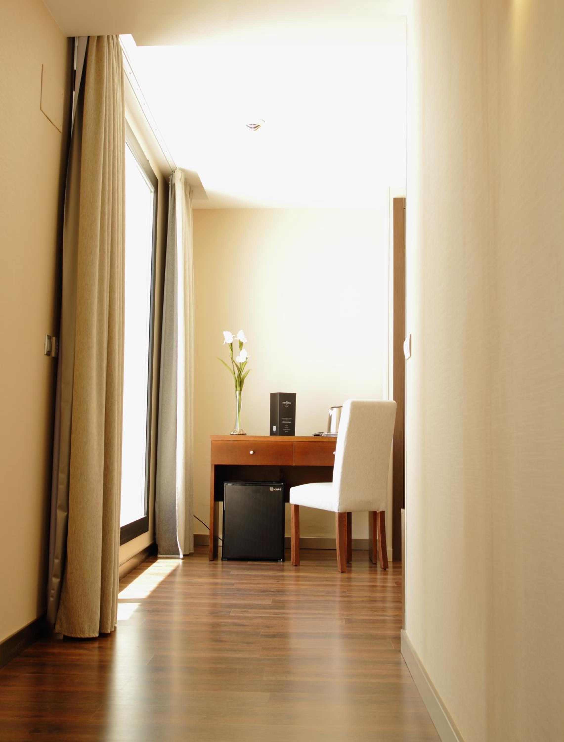 Premium Double with Terrace & Whirlpool - Photo 5