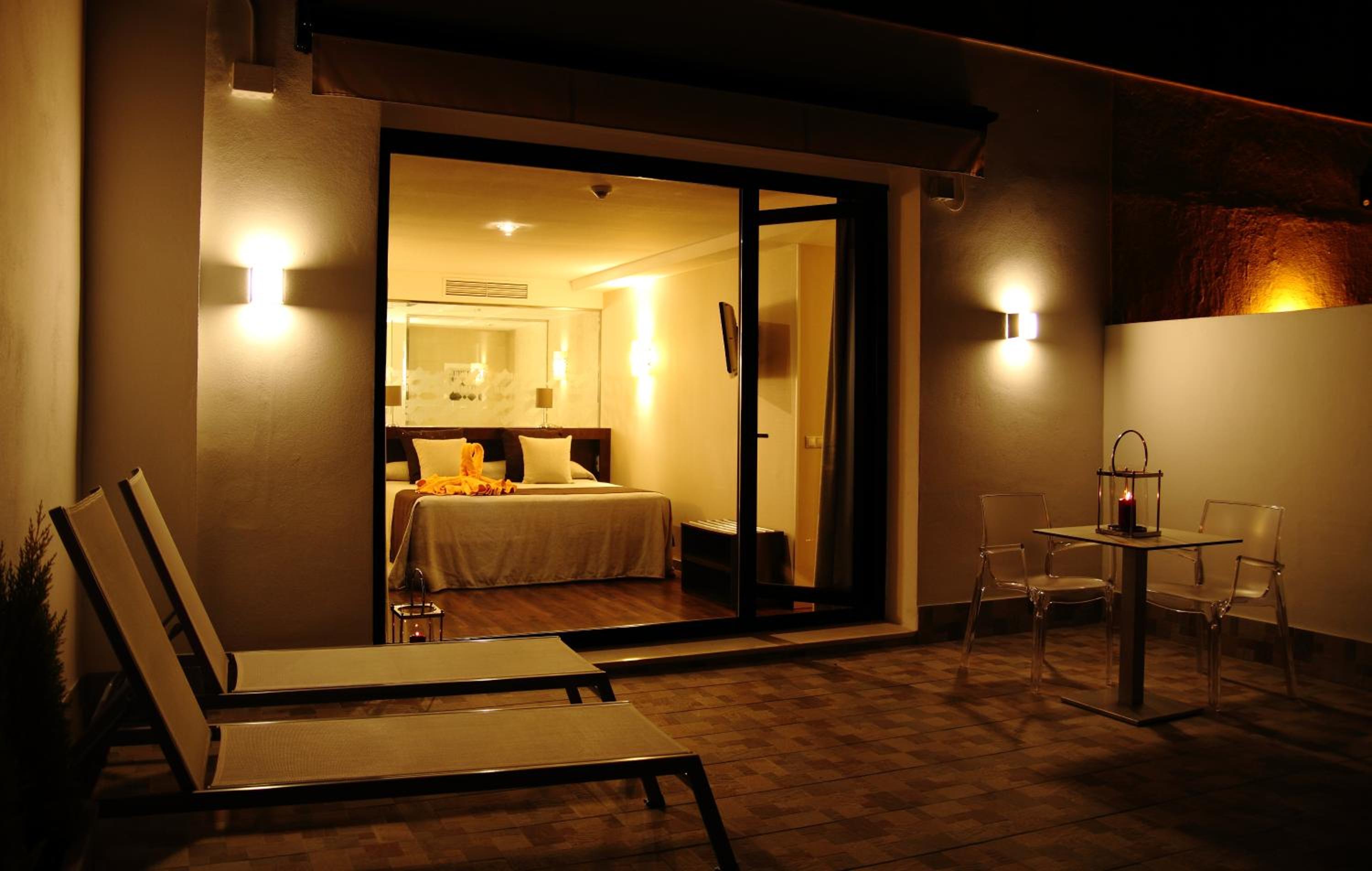 Premium Double with Terrace & Whirlpool - Photo 6