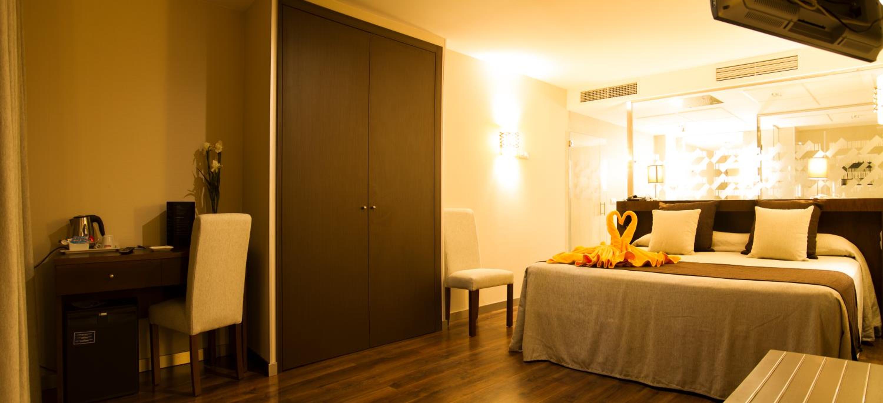 Premium Double with Terrace & Whirlpool - Photo 4
