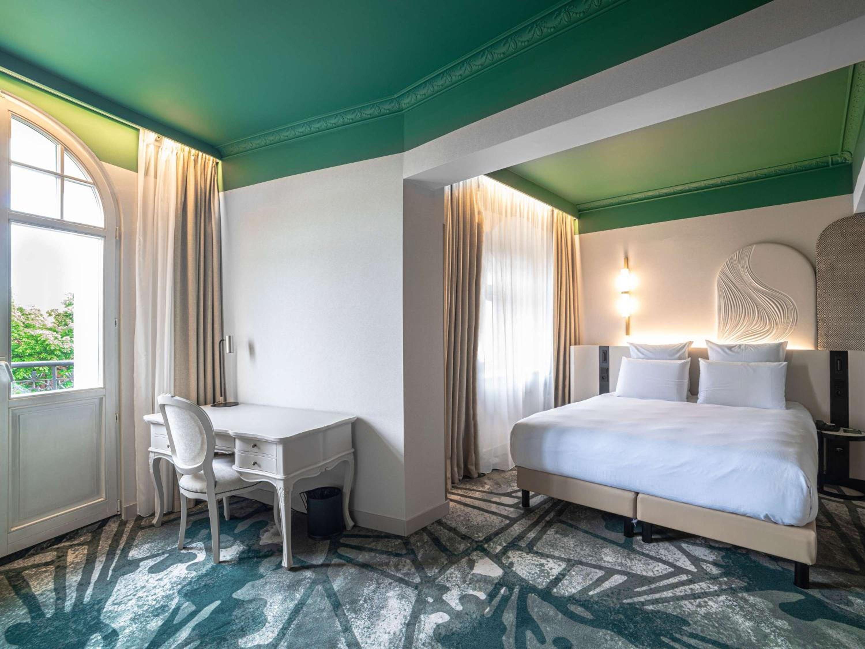 Deluxe King Room with Sofa - Photo 2
